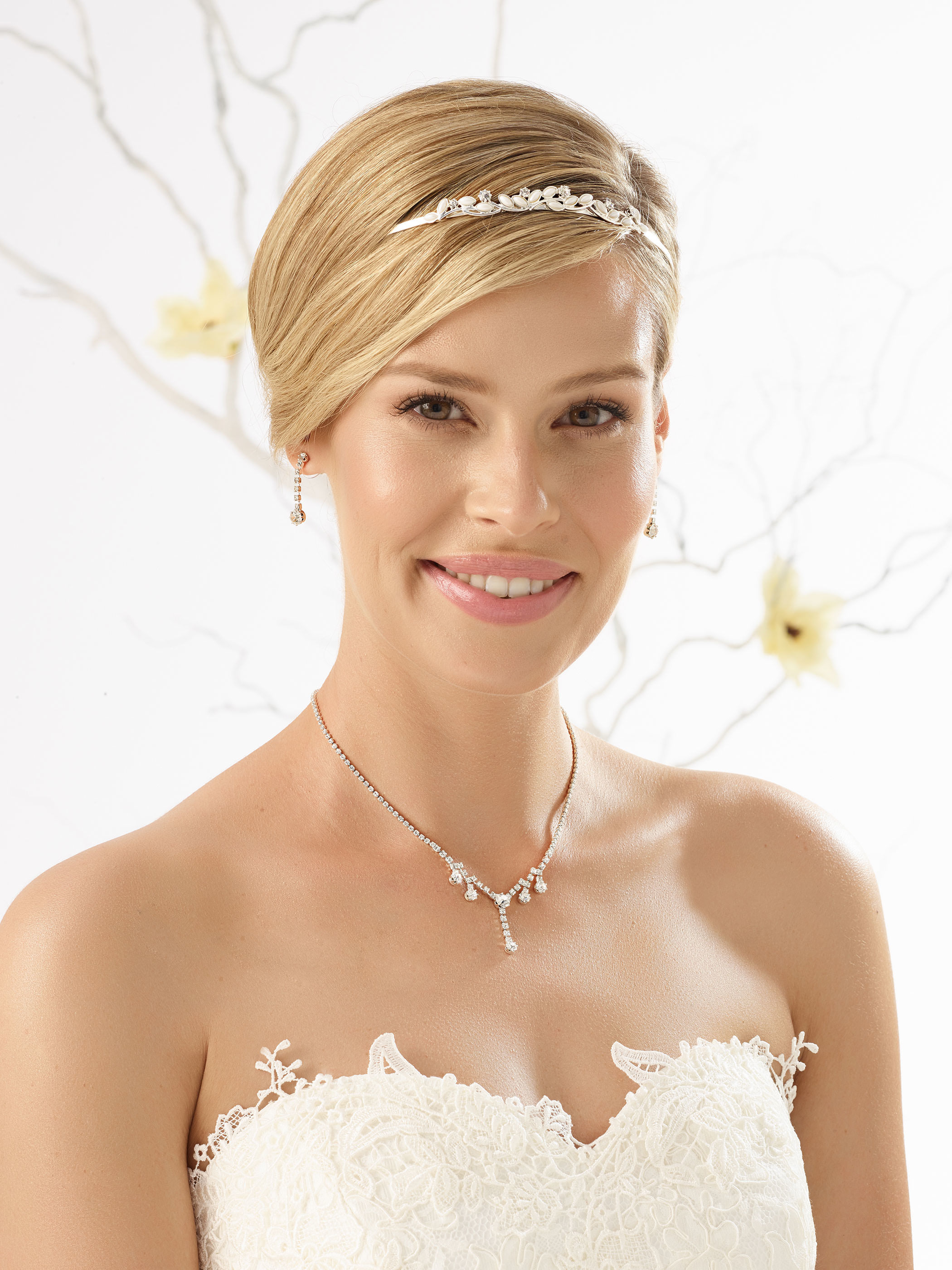 Dieses-Bild-zeigt-Schmuckset-N20-von-Bianco-Evento Schmuckset versilbert mit Halskette und Ohrsteckern