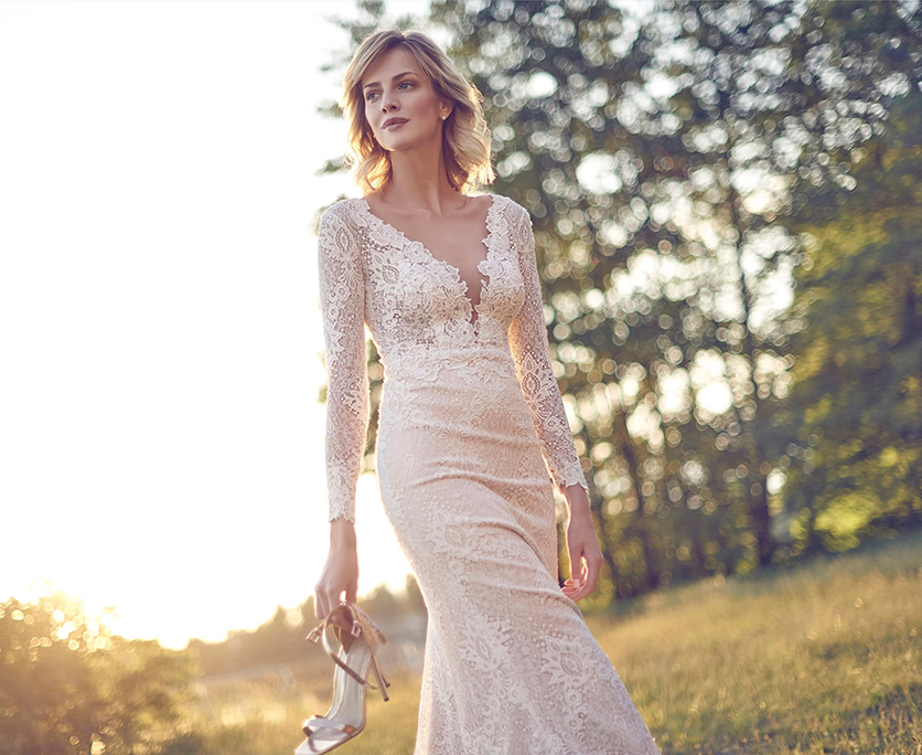 Eng anliegendes Standesamtkleid mit langen Ärmeln Braut in einem eng anliegenden Standesamtkleid aus Spitze und mit langen Ärmeln