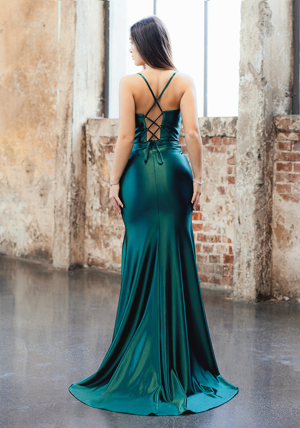 Satin-Abendkleid dunkelgruen mit Wasserfallausschnitt und Beinschlitz Frau in dunkelgrünen Satin-Abendkleid mit Wasserfallausschnitt und Beinschlitz, Rückenansicht