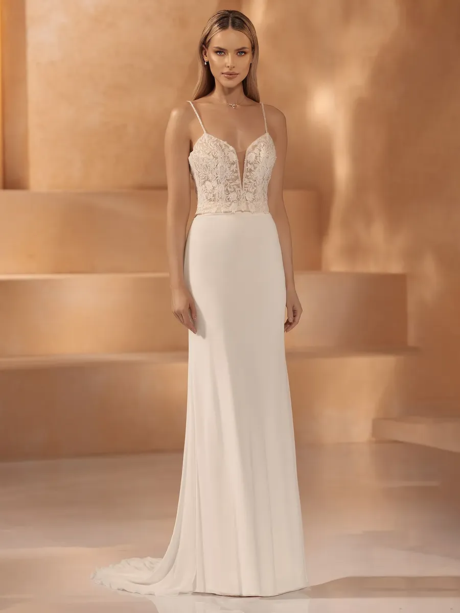 Braut in zweiteiligem Mix & Match Brautoutfit: transparentes Spitzen-Top mit Spaghettiträgern und tiefem V-Ausschnitt kombiniert mit schlichtem figurbetontem Crêpe-Rock in Ivory – zweiteiliges Brautkleid Zürich