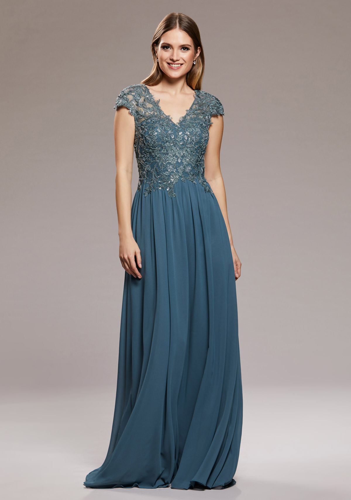 Abendkleid aus Chiffon mit Schulterärmeln in der Farbe Moonlight Jade Frau in einem grau-grünen langen Abendkleid mit Schulterärmeln