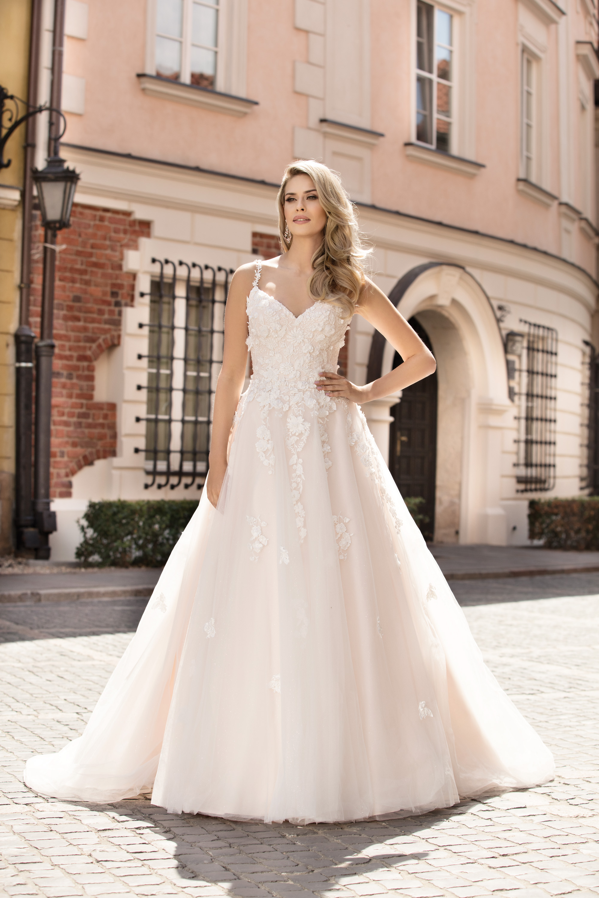 Dieses-Bild-zeigt-Hochzeitskleid-Flora-von-the-One-erhaltlich-bei-Samyra-Fashion-Zurich_1 Hochzeitskleid Flora mit 3D-Blüten Gr. 38/40