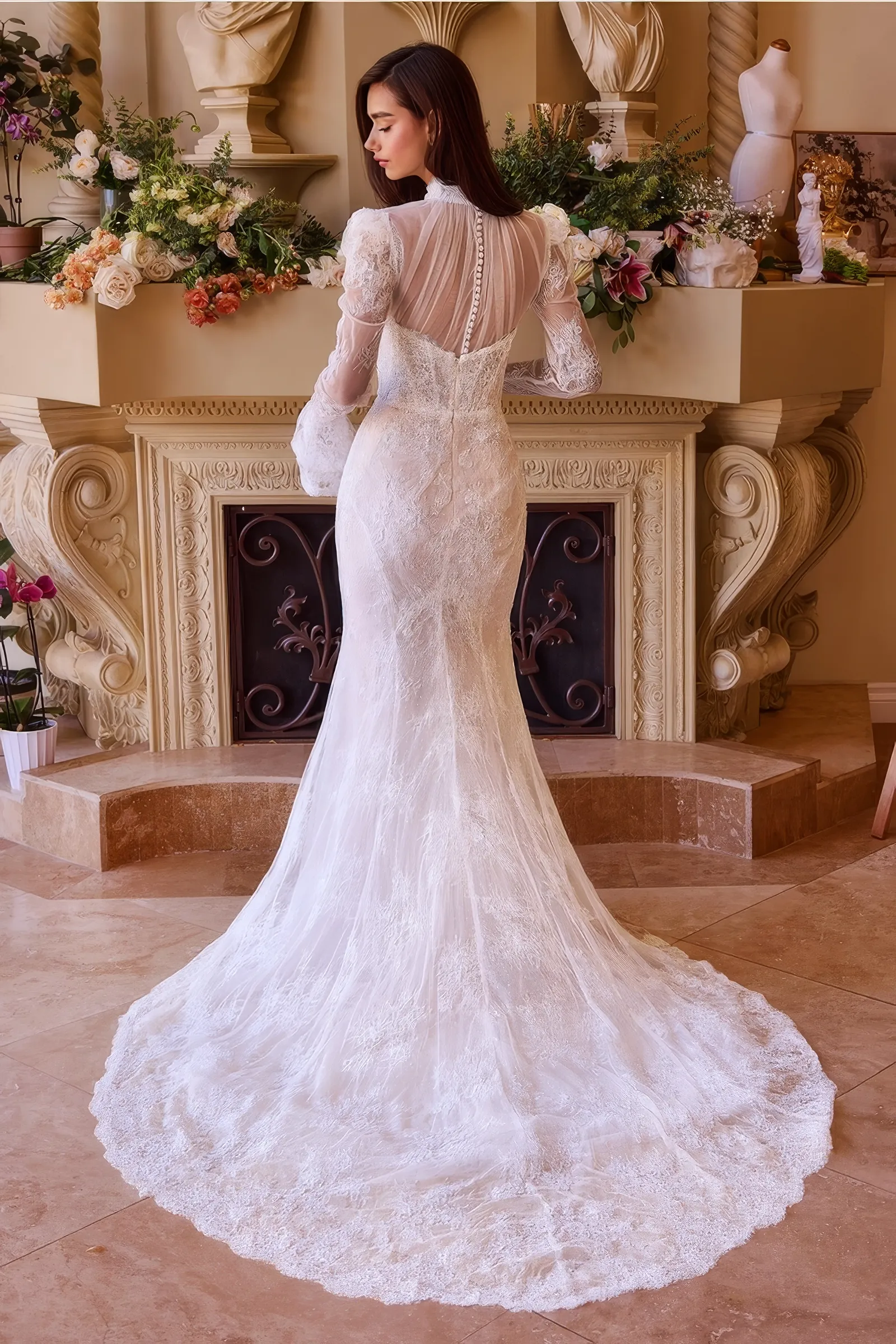 Rückansicht des Brautkleids in Off-White – Spitzenjacke mit feiner Knopfleiste am Rücken, langen Glockenärmeln und dramatischer Schleppe aus floraler Spitze im Fit & Flare-Schnitt.