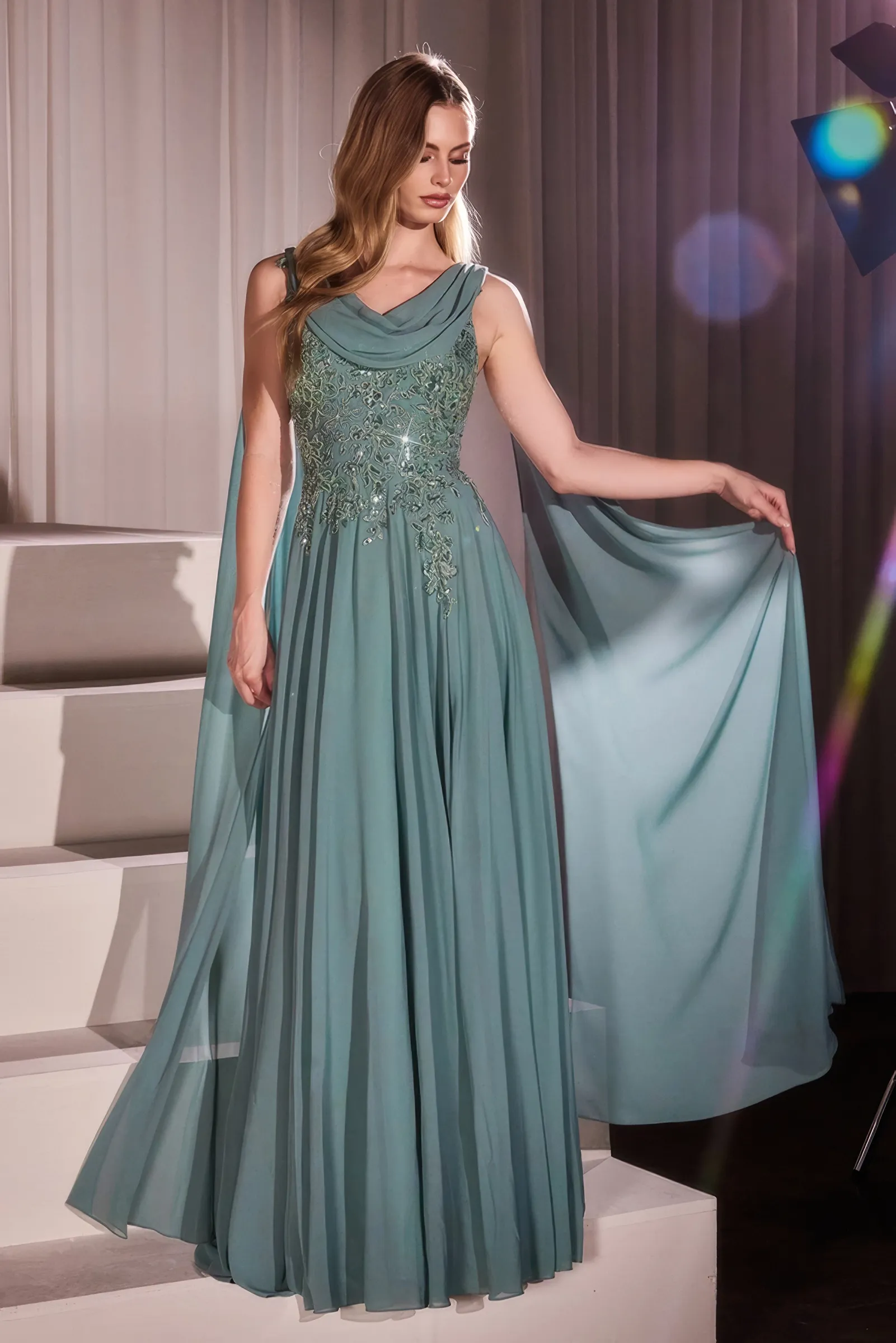 Langes Abendkleid in Dunkelsalbei im A-Linien-Schnitt mit besticktem Spitzenoberteil, Rundhalsausschnitt und fliessenden Chiffon-Schärpen – elegant für Brautmutter, Gala oder Hochzeit.