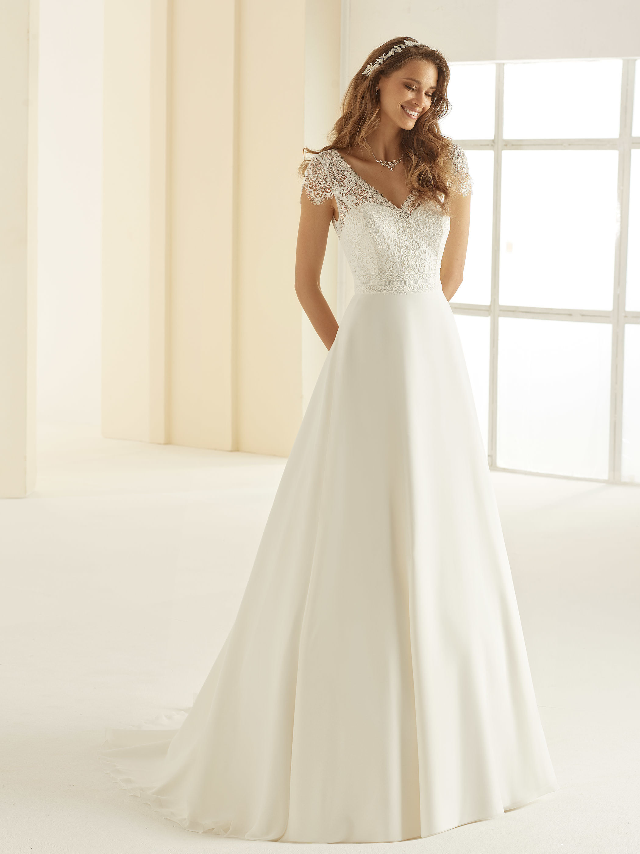 Dieses-Bild-zeigt-Hochzeitskleid-Natalie-von-Bianco-Evento_1 Hochzeitskleid Natalie (elfenbeinfarben)