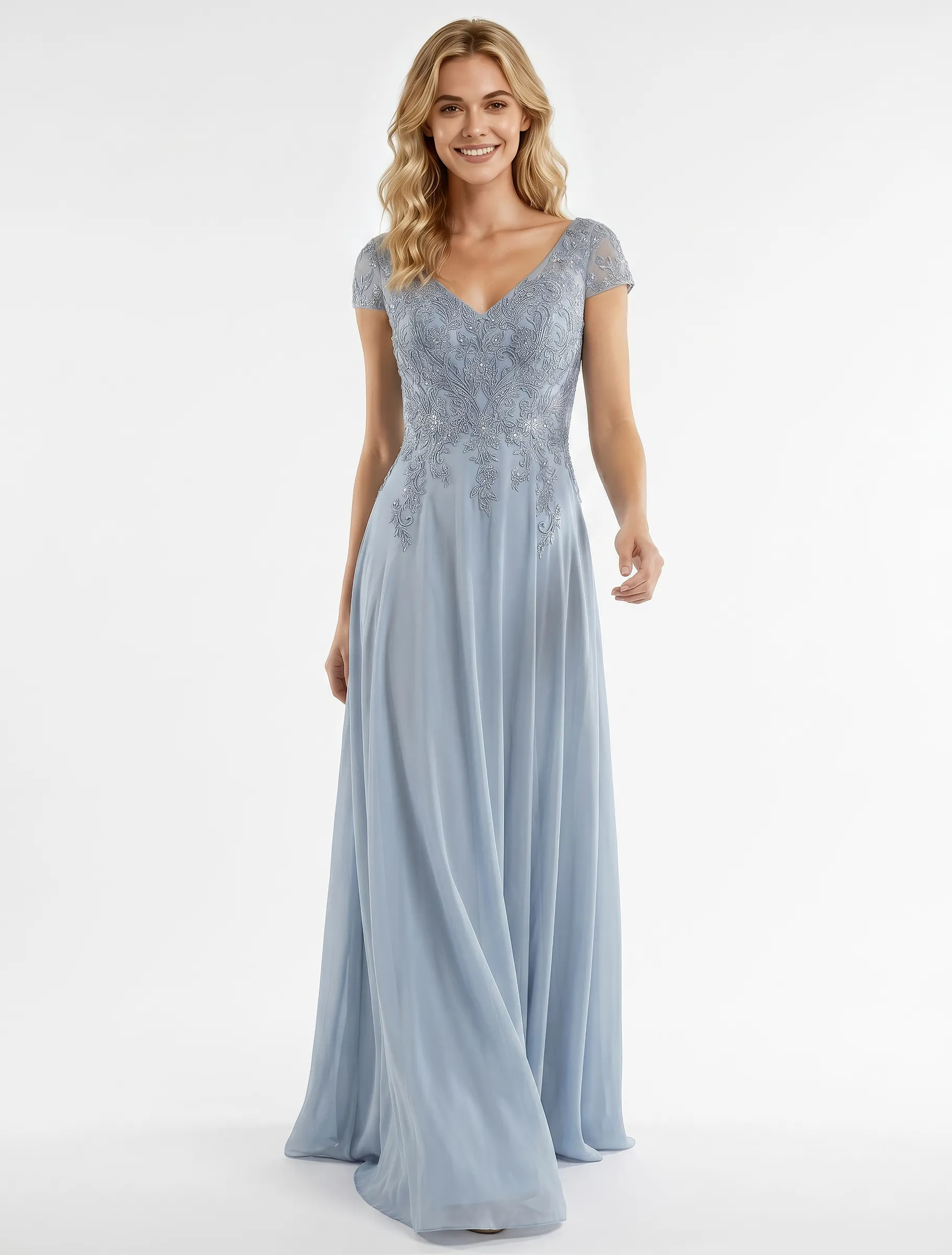 Langes A-Linien-Abendkleid in Rauchblau aus Chiffon mit V-Ausschnitt, kurzen Cap-Ärmeln und reich besticktem Oberteil mit floralen Applikationen und Kristalldetails – elegant für Brautmutter, Gala oder Hochzeit.