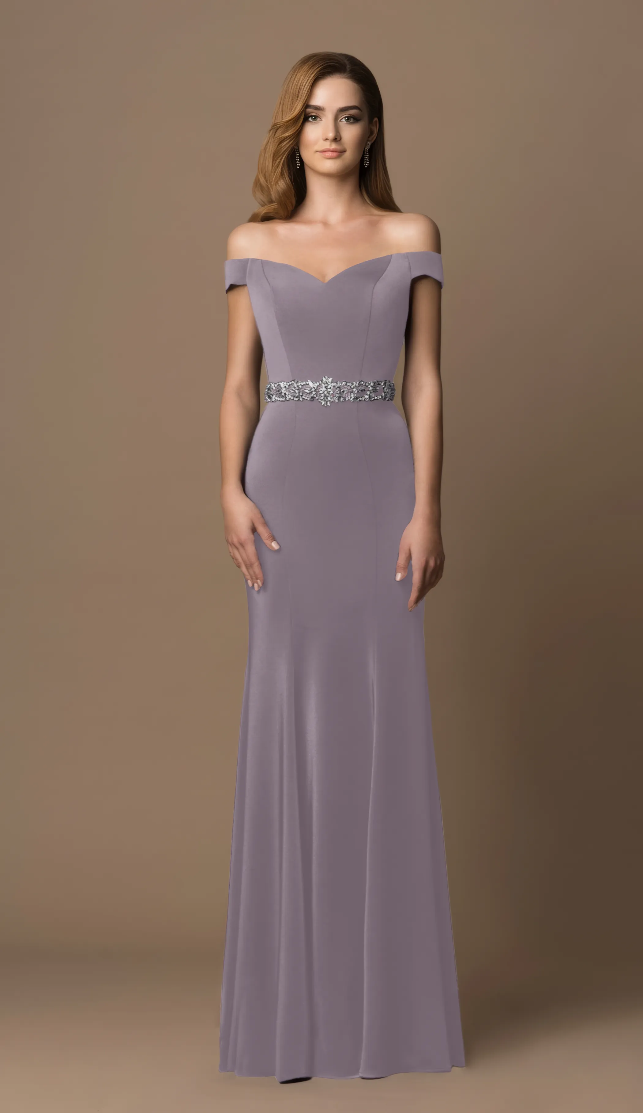 Frau in einem figurbetonten Abendkleid Mauve mit Strassgürtel