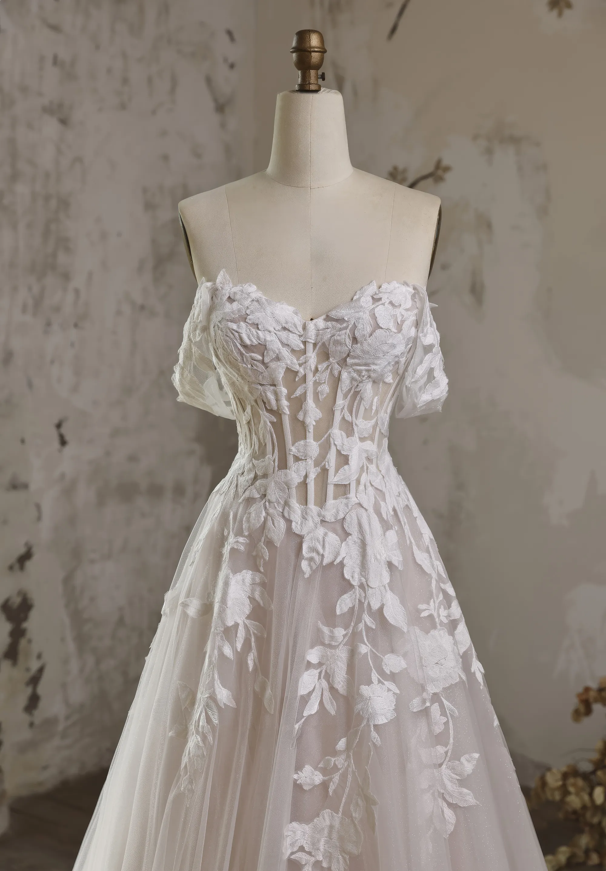 Romantisches Hochzeitskleid mit grossen Spitzen-Applikationen und mit Rückenschnürung an einer Schneiderpuppe, Front Close-up