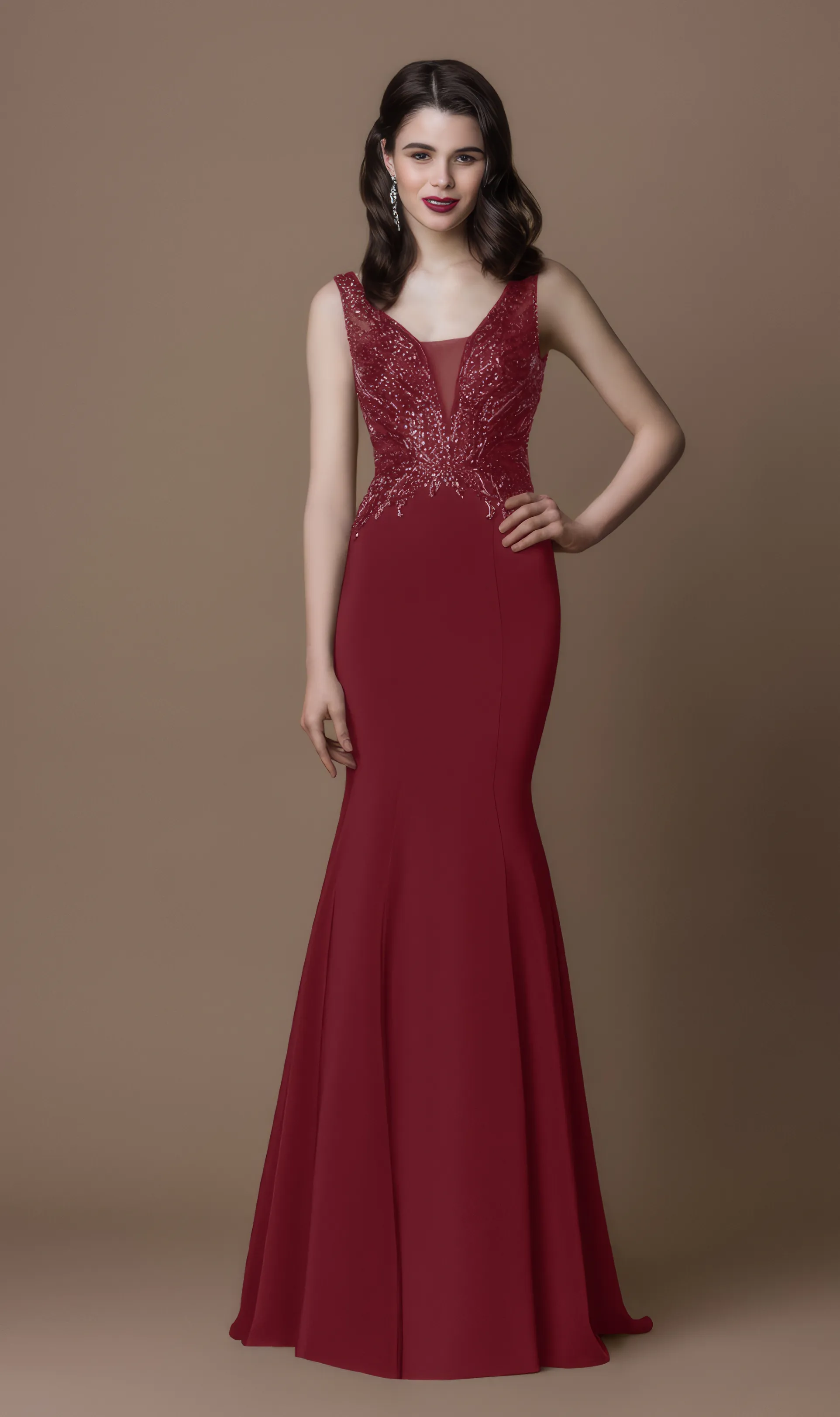 Frau in einem Meerjungfrau-Abendkleid bordeaux mit Strass verzier