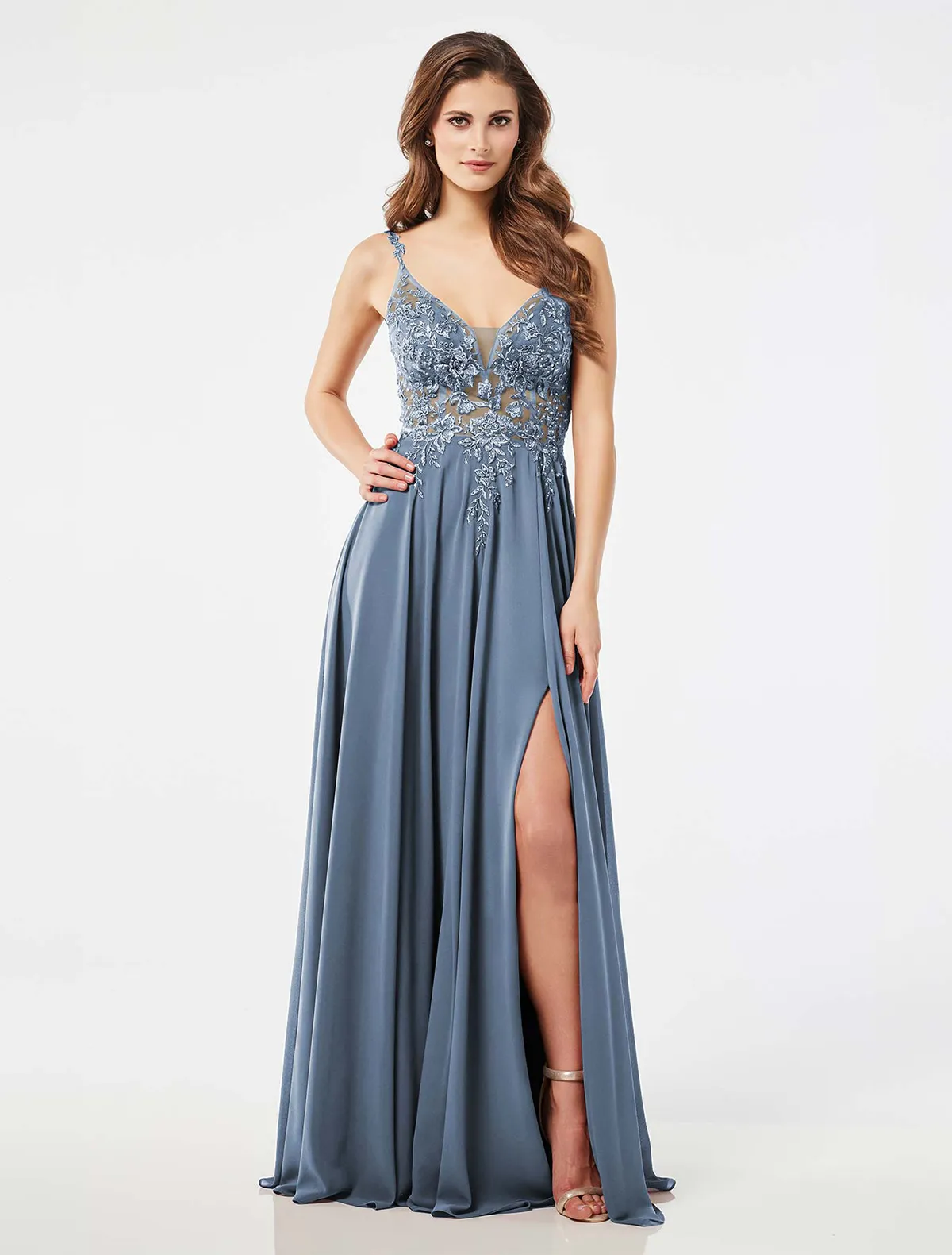 Abendkleid Lova mit Beinschlitz und Corsagen-Oberteil Rauchblau Frau in einem rauchblauen Abendkleid Lova mit Beinschlitz und Corsagen-Oberteil