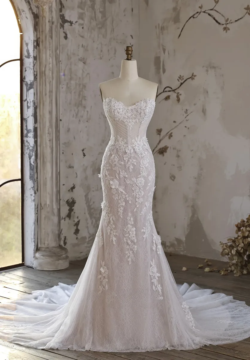 Meerjungfrau-Brautkleid mit trägerlosem Korsett-Mieder, dreidimensionalen floralen Spitzenapplikationen und langer Schleppe in Ivory – figurbetonter Brautmode-Trend 2026 im Showroom Zürich