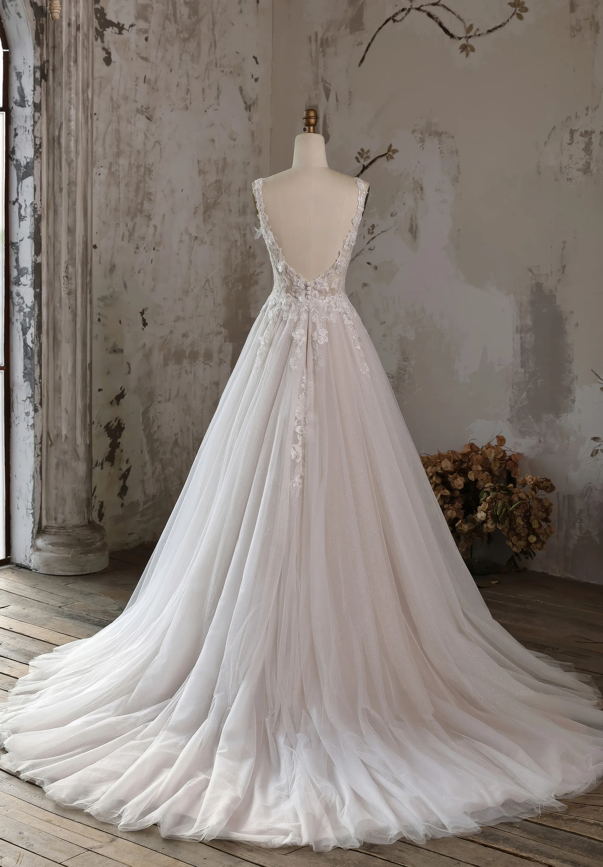 Romantisches Hochzeitskleid mit Korsage und 3D-Blüten an einer Schneiderpuppe, Rückenansicht