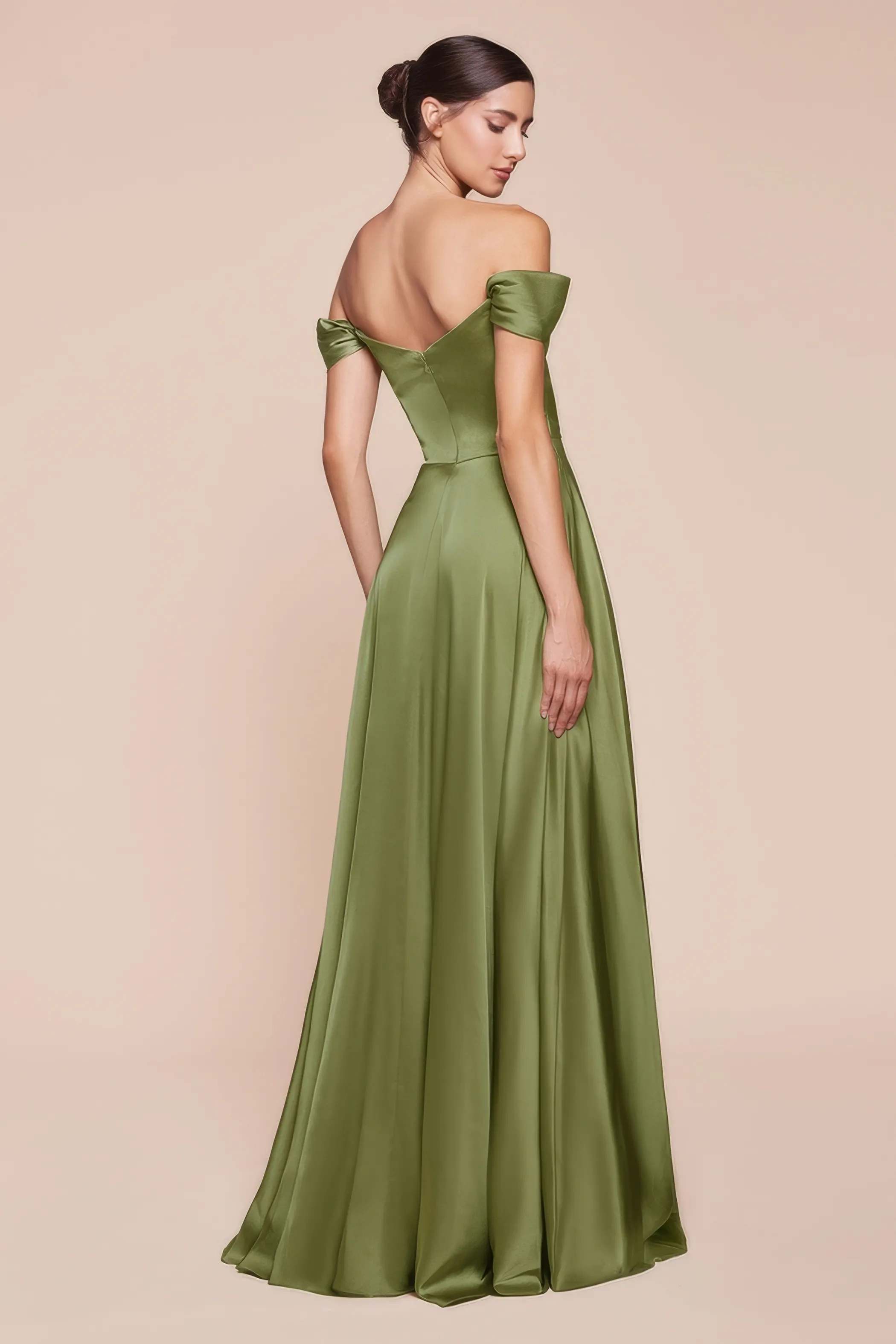 Frau in einem trägerlosen Abendkleid aus Satin und mit Beinschlitz in der Farbe Olivegrün, Rückenansicht