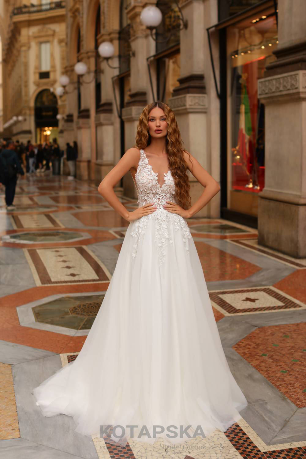 Frau in einem romantischen Hochzeitskleid mit 3D-Stoff-Verzierungen und Tüll-Rock