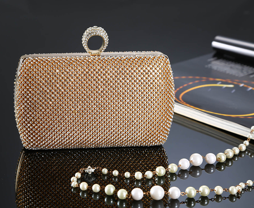 Goldfarbene Handtasche mit Strasssteinen und Perlenkette perfekt zum Kombinieren für Festmode