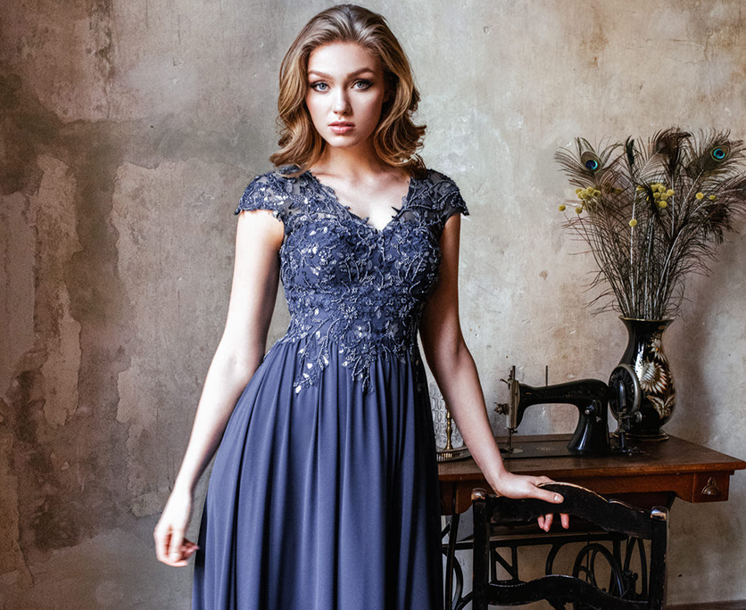 Frau in einem blauen Abendkleid mit Schulterärmeln Frau in einem blauen Abendkleid mit Schulterärmeln