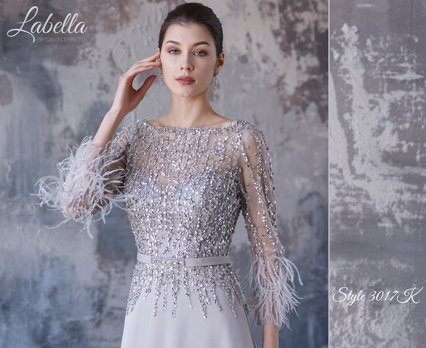 Brautmutterkleid hellgrau mit Ärmel und Strass Frau in grauem Brautmutterkleid mit Ärmeln, reich verziert mit Strass