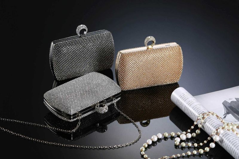 Drei Abendtaschen mit Strass-Besatz in Schwarz, Silber und Gold mit Ringverschluss und Kette – Abendtaschen bei Samyra Fashion Zürich
