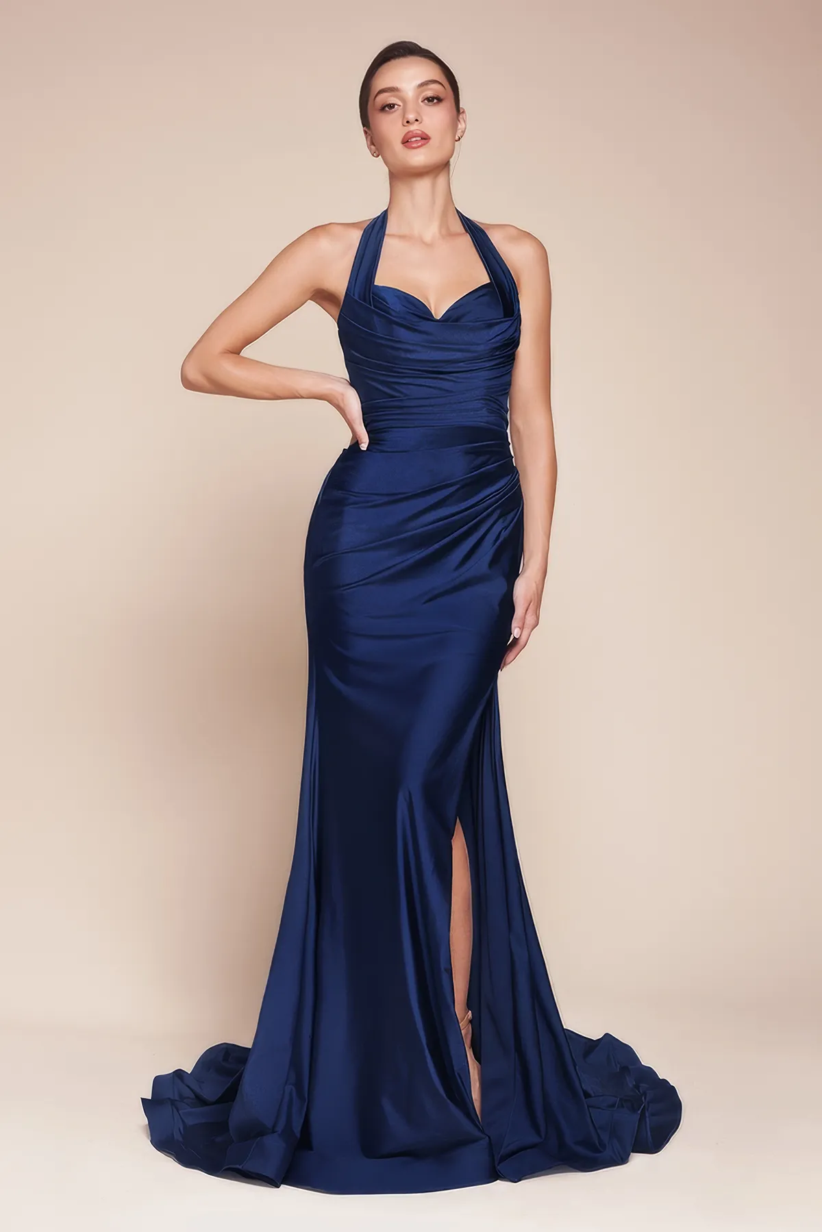 Tailliertes Abendkleid aus Stretch-Satin in der Farbe Königsblau Frau in einem königsblauen, figurbetonten Abendkleid mit hohem Beinschlitz