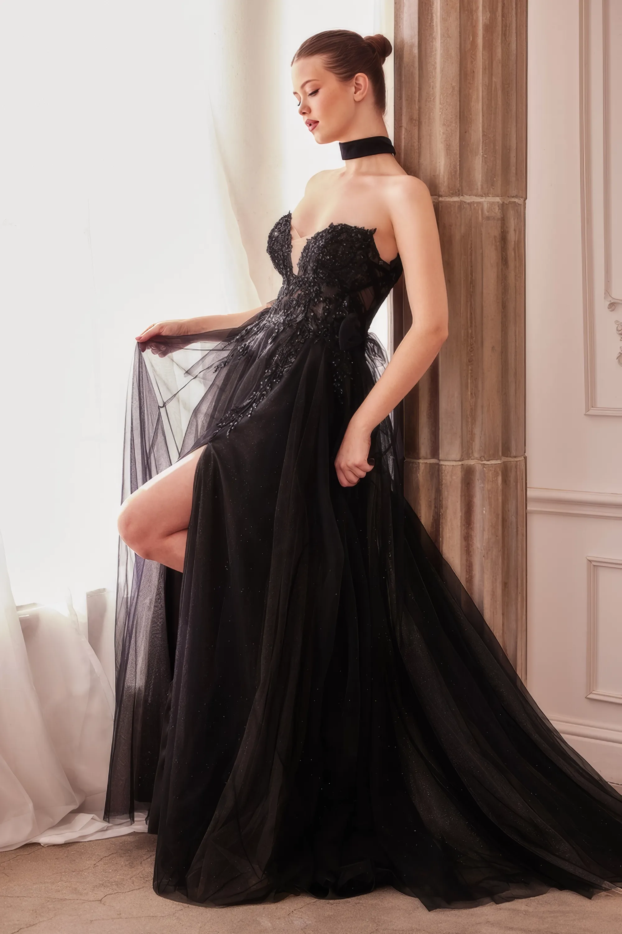 Elegantes schwarzes Ballkleid mit Korsage, Glitzertüll, Beinschlitz und abnehmbaren Puffärmeln, ideal für Bälle und glamouröse Events, Seitenansicht