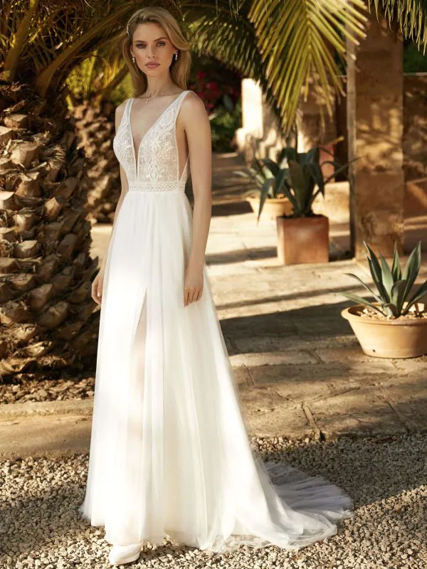 Schlichtes Boho-Brautkleid mit tiefem V-Ausschnitt, Spitzenoberteil, Beinschlitz und fliessend weitem Chiffon-Rock