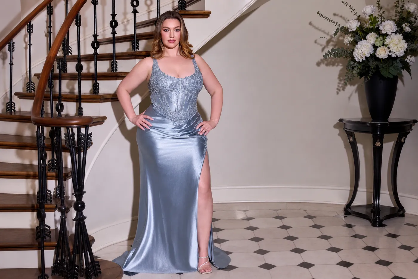 Rauchblaues Abendkleid in grosser Grösse mit aufwendig verzierter Korsage, Satinrock, Beinschlitz und eleganter Schleppe.