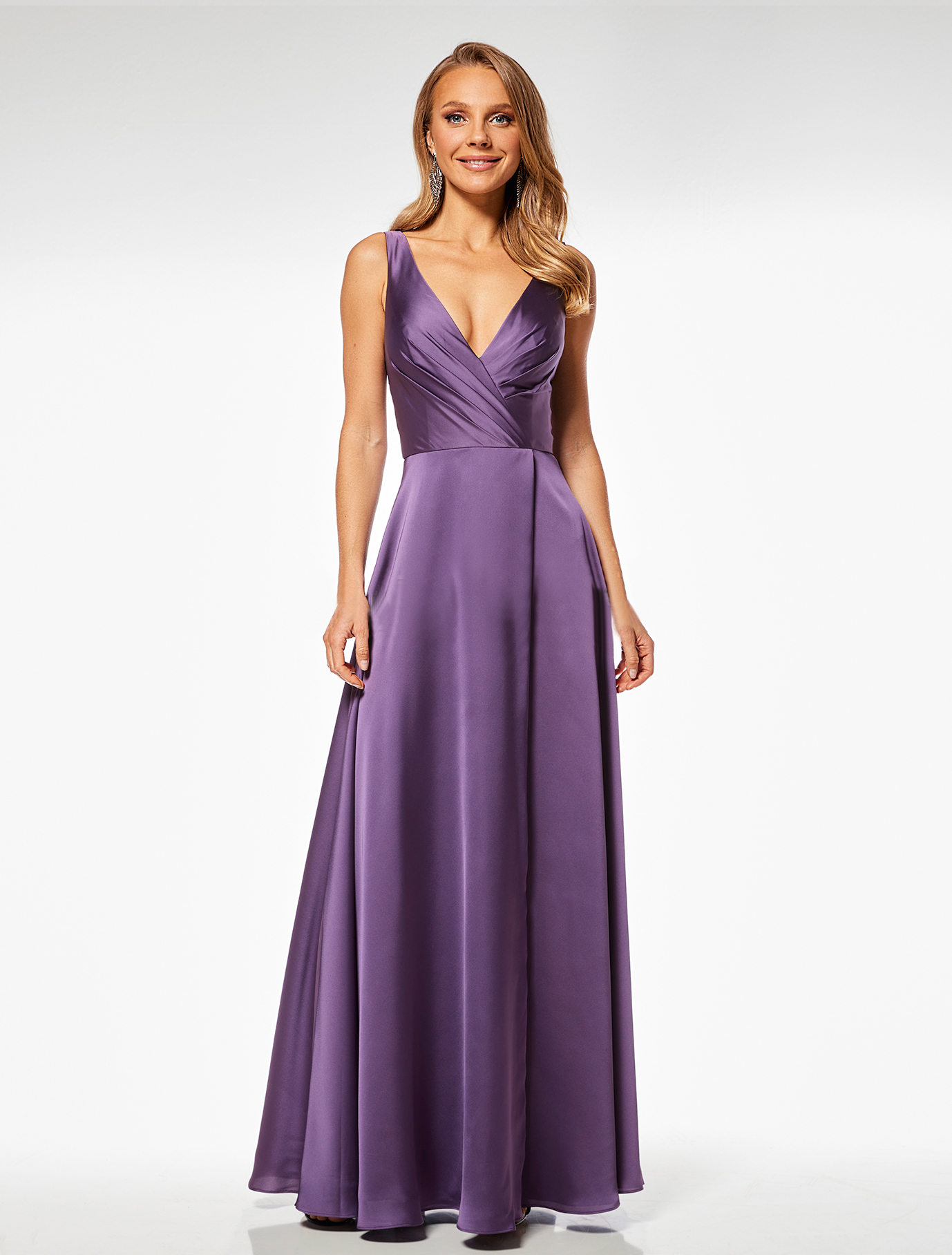 Satin-Abendkleid-Lela-violette-mit-V-Ausschnitt-zu-kaufen-bei-Samyra-Fashion-Z-rich Abendkleid Lela (violette)