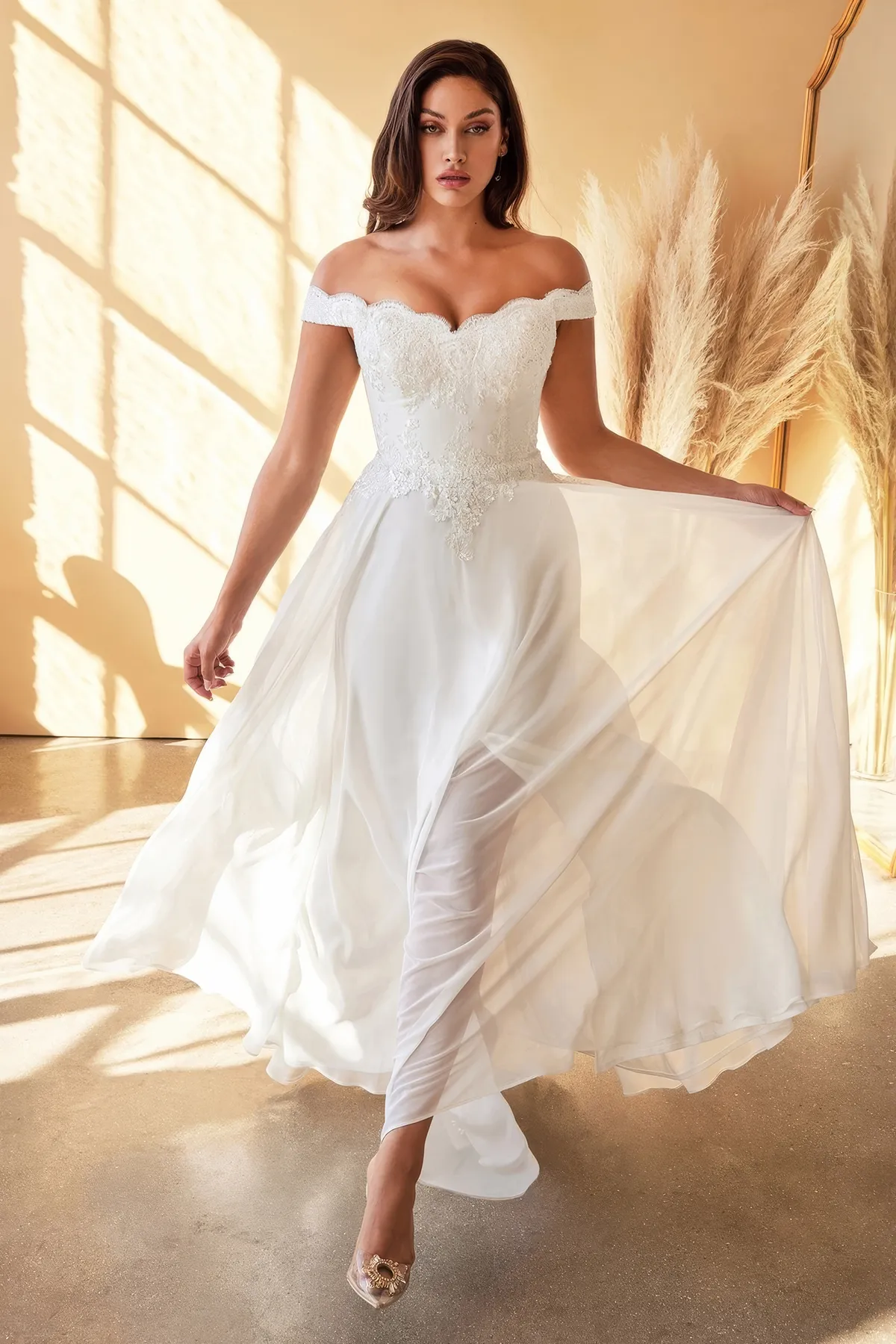 Standesamtkleid elfenbeinfarben mit Carmenausschnitt Eine Frau in einem elfenbeinfarbenen Standesamtkleid mit Carmenausschnitt