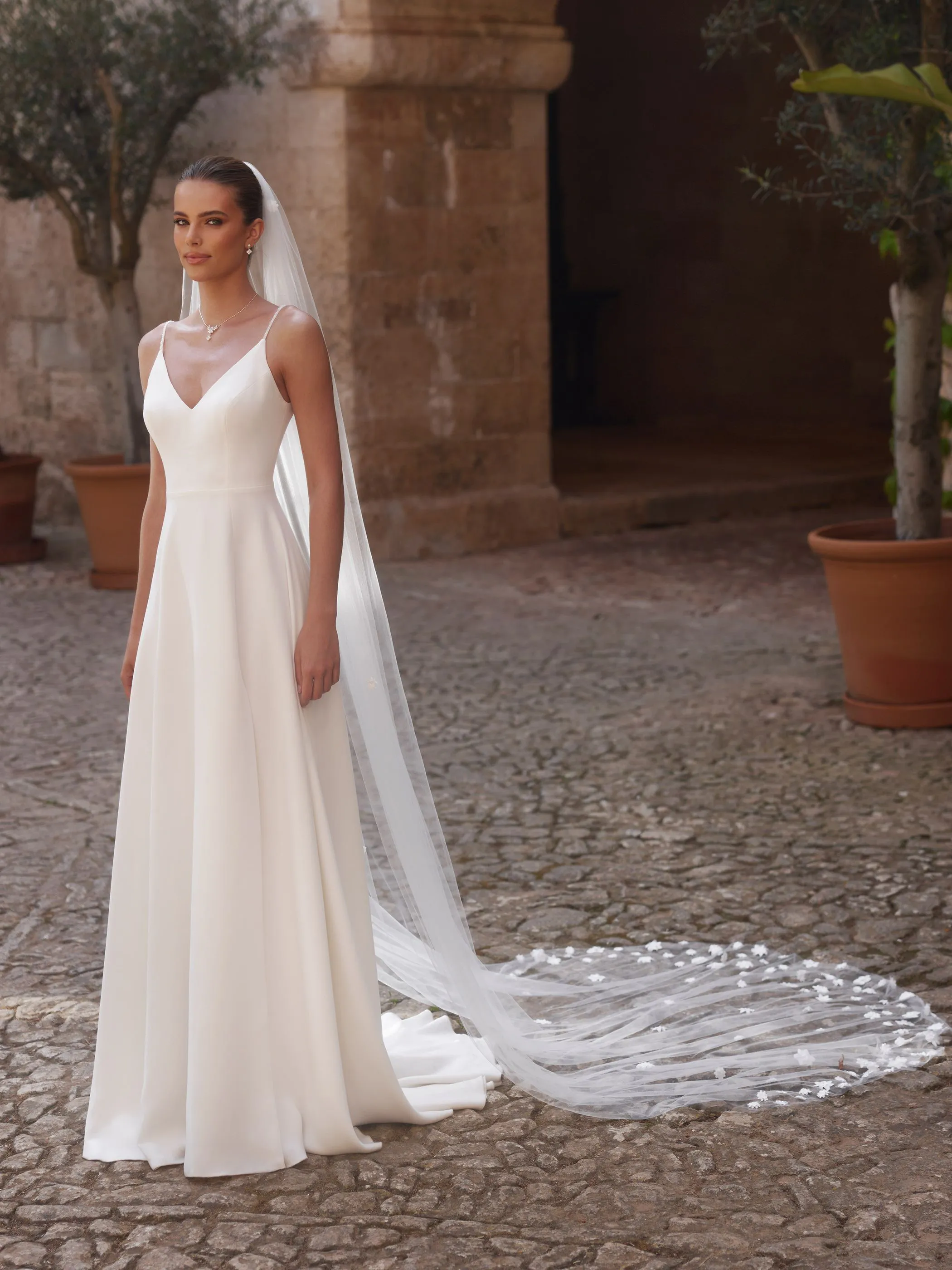 Braut mit einem 250cm langen Softtüll-Schleier mit 3D-Blumen