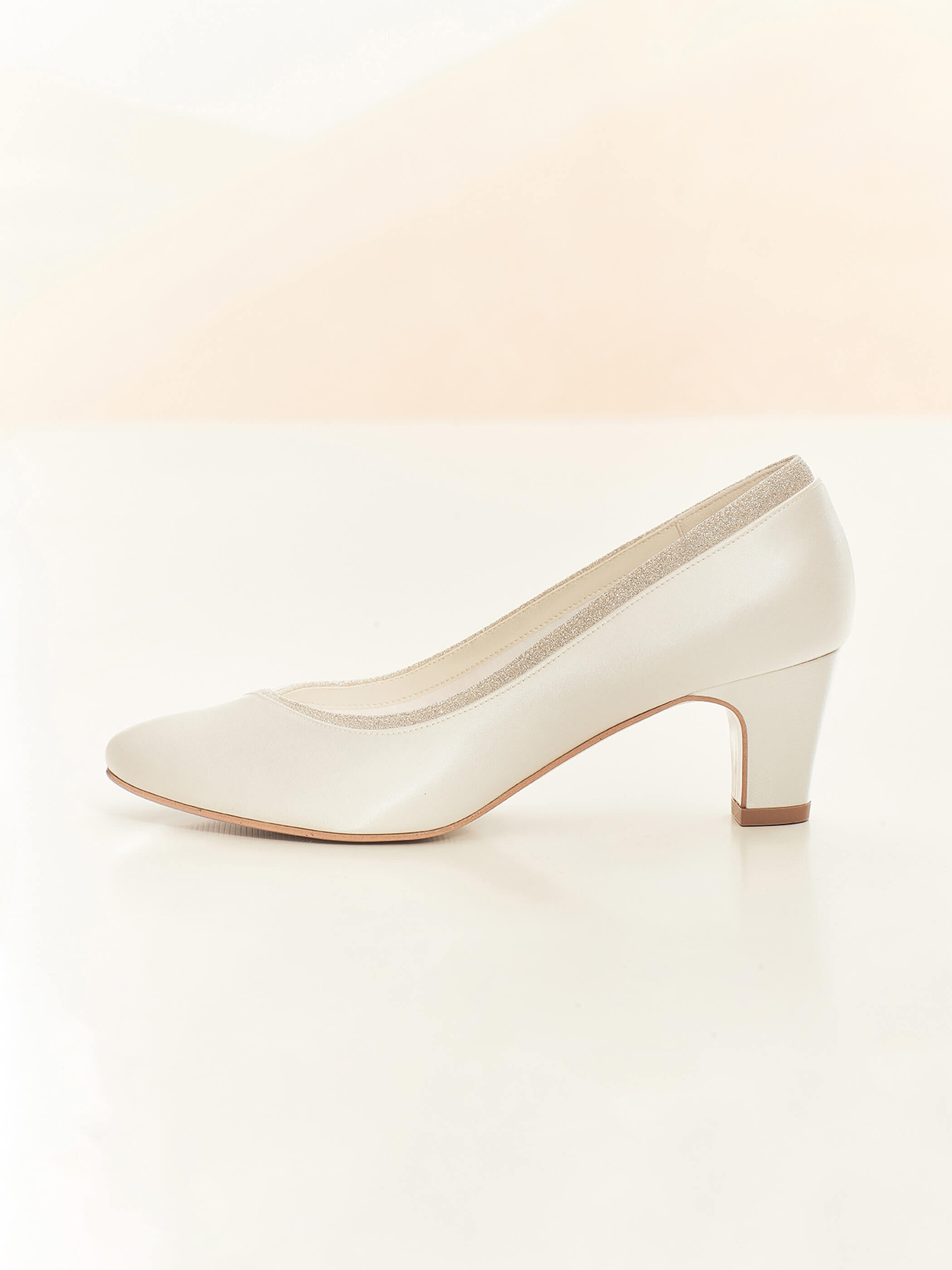 Dieses-Bild-zeigt-Brautschuh-Ebba-elfenbeinfarben-erh-ltlich-bei-Samyra-Fashion-Z-rich_1