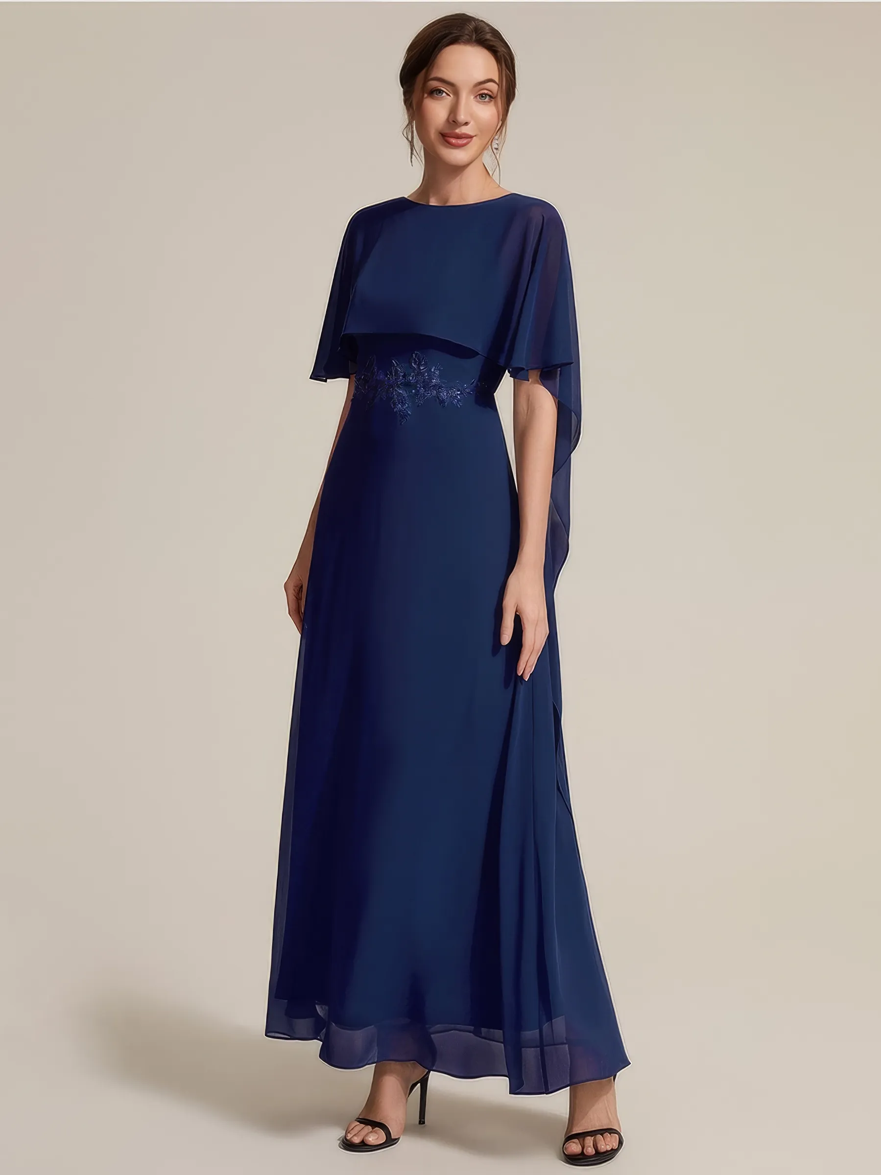 Bodenlanges Abendkleid in Navy Blau mit fliessenden Chiffon-Cape-Ärmeln, rundem Ausschnitt und floraler Spitzenverzierung an der Taille.