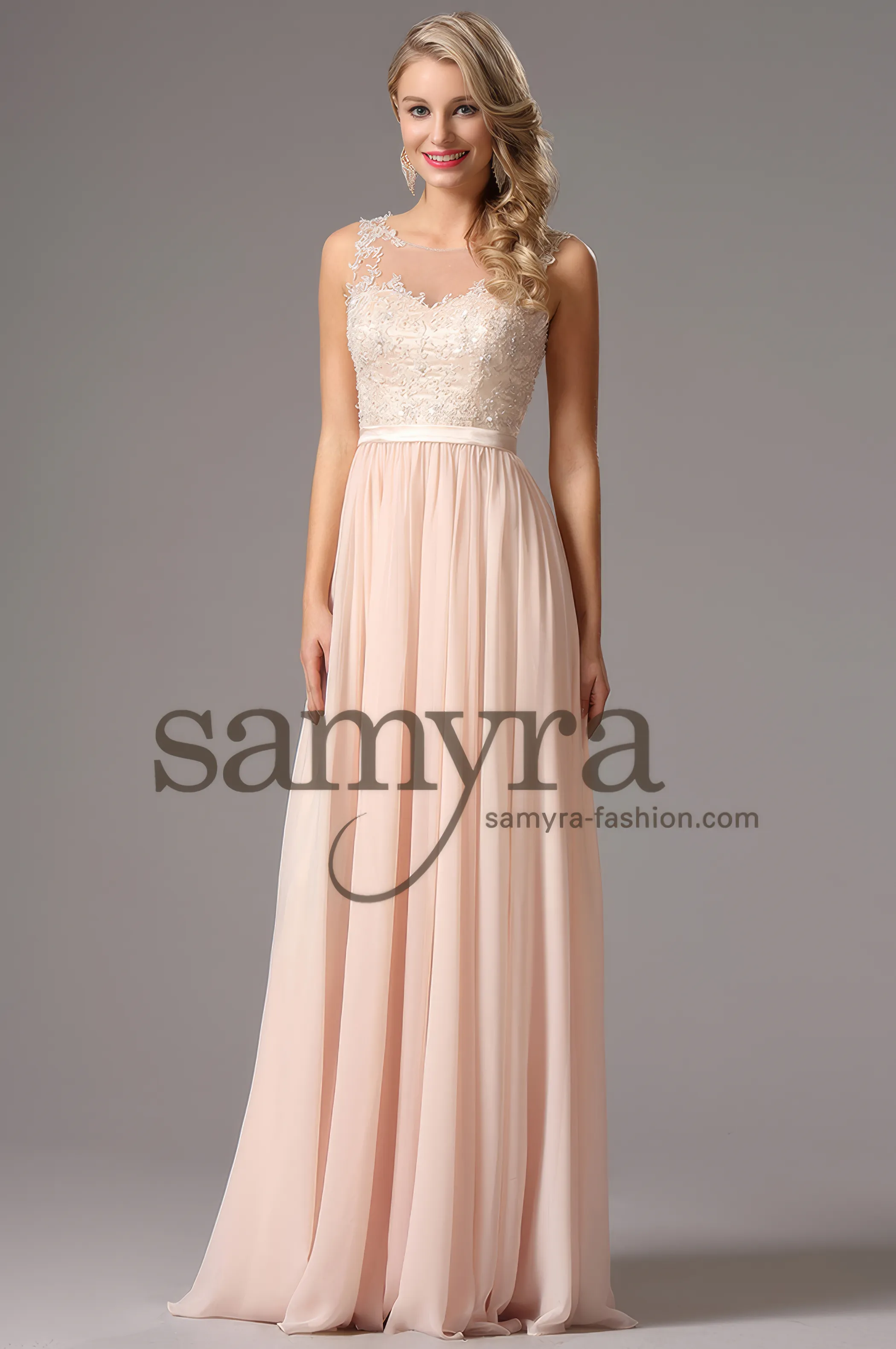 Frau in einem Standesamtkleid rosa aus Chiffon und Spitze