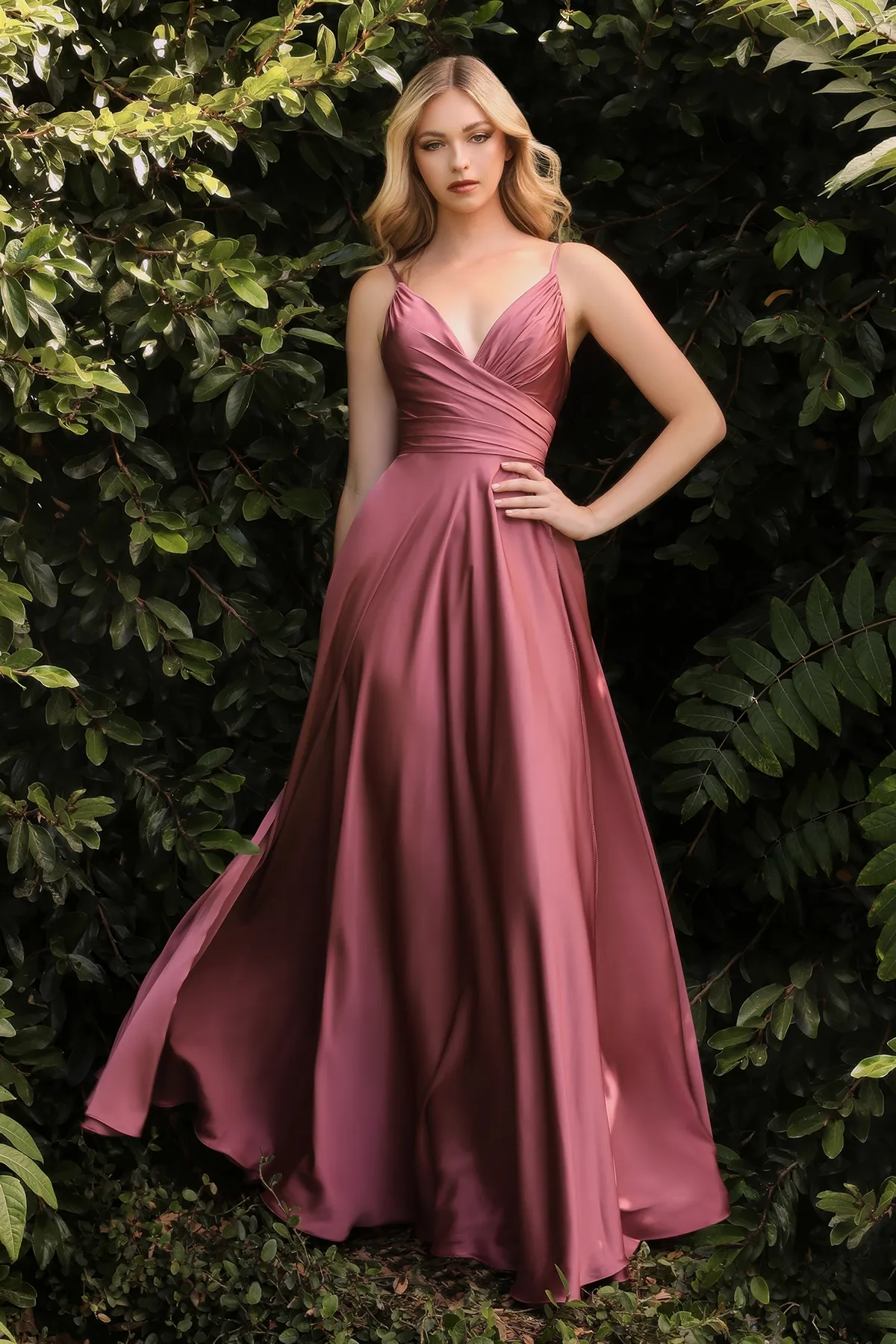 Satin-Abendkleid aus fliessendem Stoff Mauve Stieg und mit Beinschlitz Frau in einem Satin-Abendkleid aus fliessendem Stoff Mauve Stieg und mit Beinschlitz