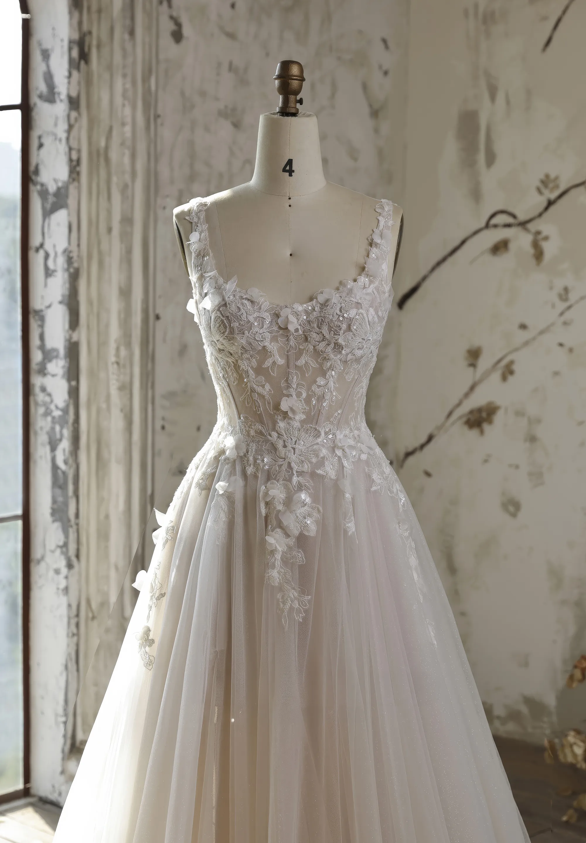 Romantisches Hochzeitskleid mit Korsage und 3D-Blüten an einer Schneiderpuppe, Close-up Frontansicht