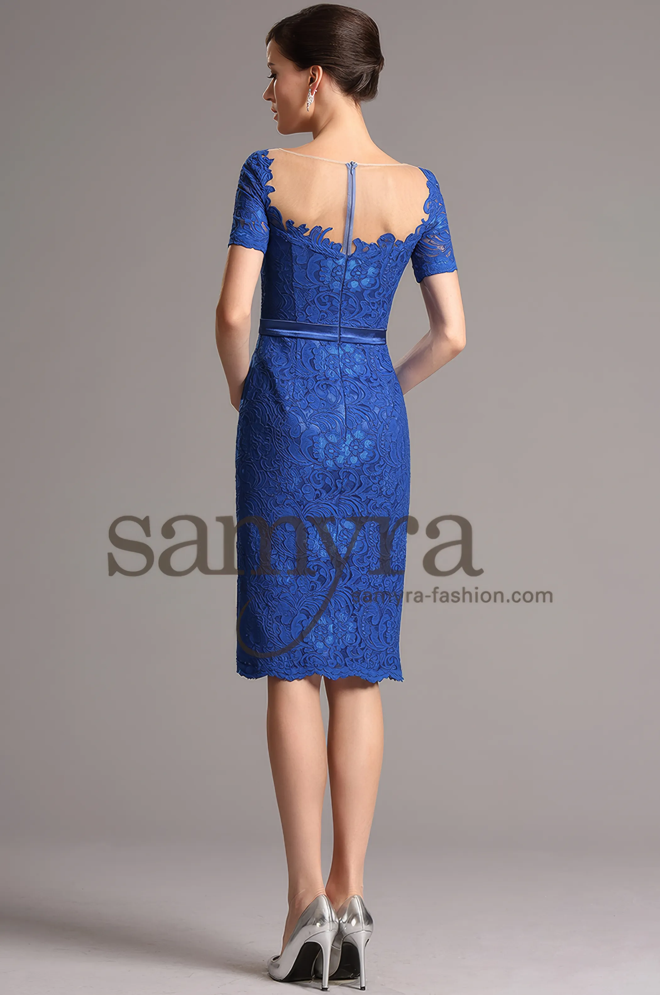 Frau in einem Spitzen-Cocktailkleid Royalblau mit kurzen Ärmeln, Rückenansicht