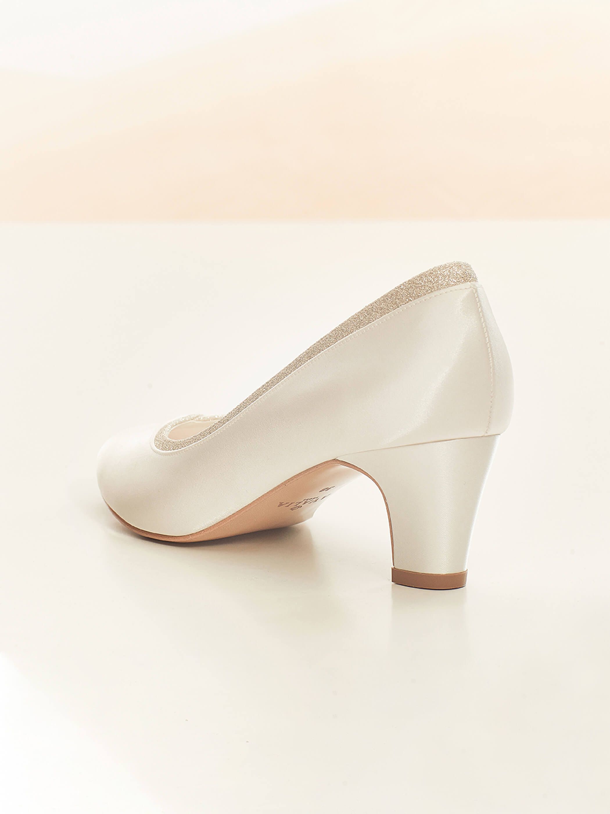 Brautschuh elfenbeinfarben geschlossen mit dezentem Glitzerbesatz Brautschuh elfenbeinfarben geschlossen mit dezentem Glitzerbesatz Rückansicht