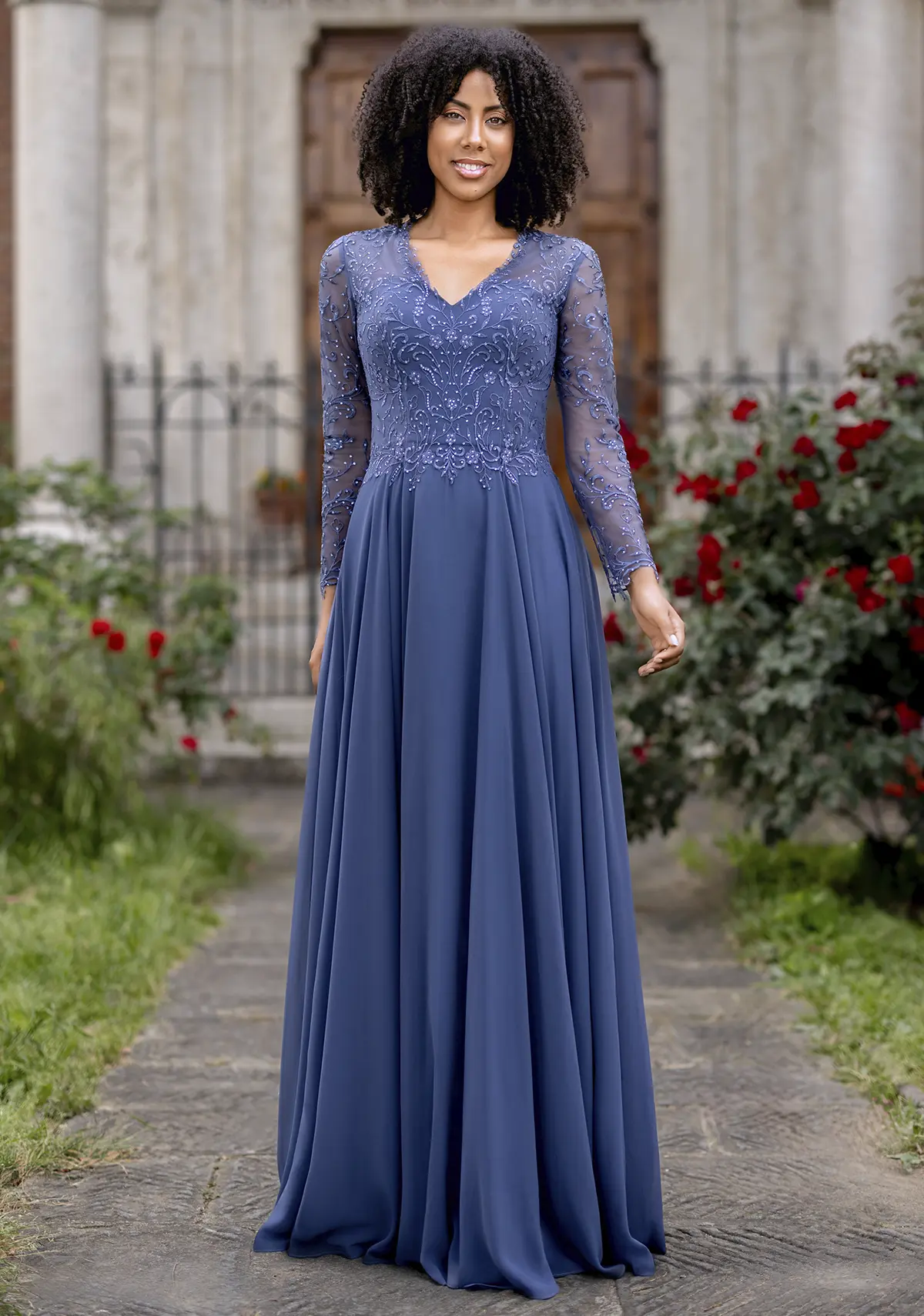 Chiffon-Abendkleid mit langen Ärmeln und hinten hoch geschossen in der Farbe rauchblau Frau in einem Chiffon-Abendkleid mit langen Ärmeln und hinten hoch geschossen in der Farbe rauchblau