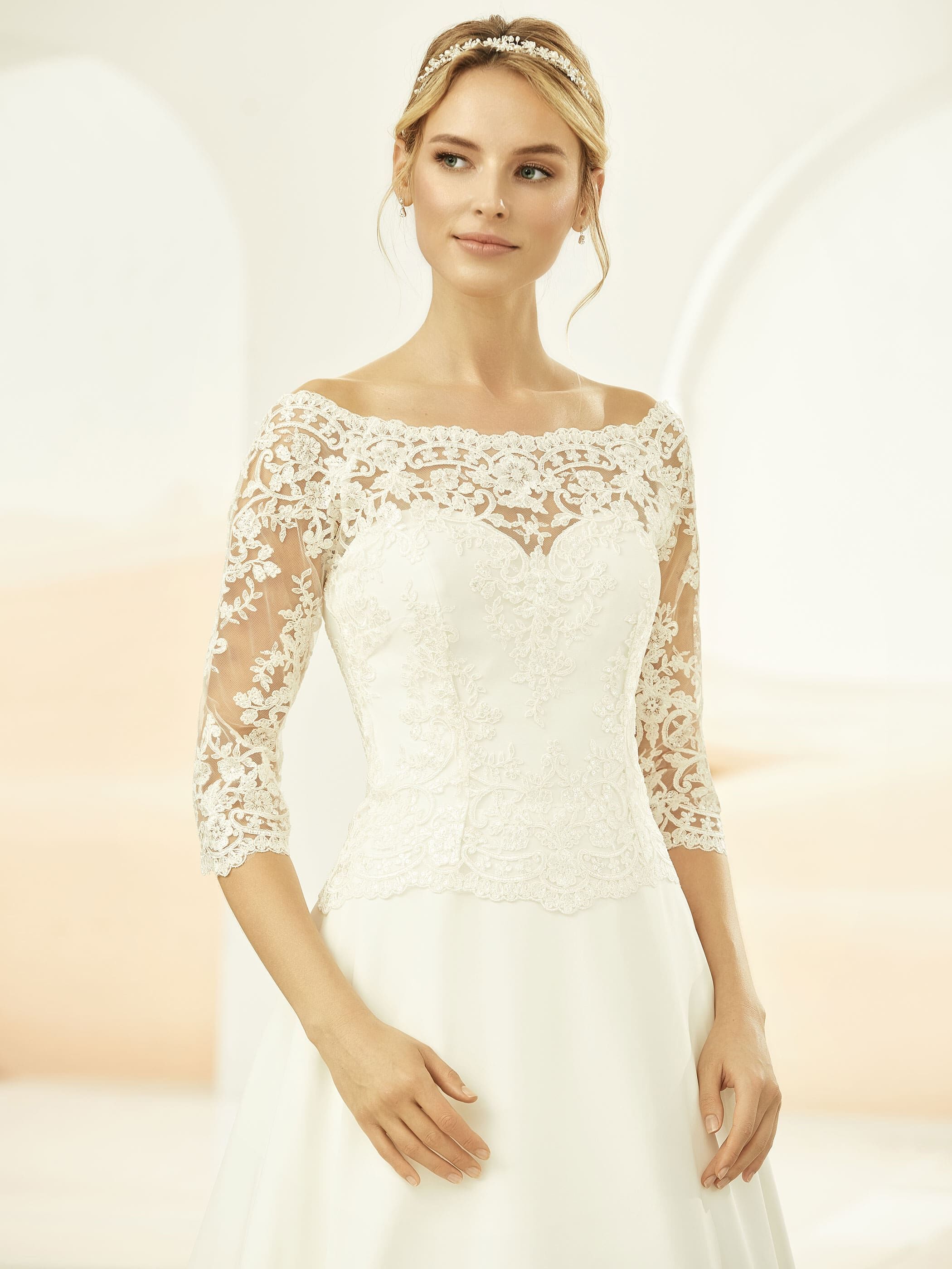 Dieses-Bild-zeigt-Langarm-Brautbolero-sowie-Brautkleid-Harmonia-von-Bianco-Evento-erh-ltlich-bei-Samyra-Fashion-Z-rich_1 Langarm-Brautbolero Made in EU
