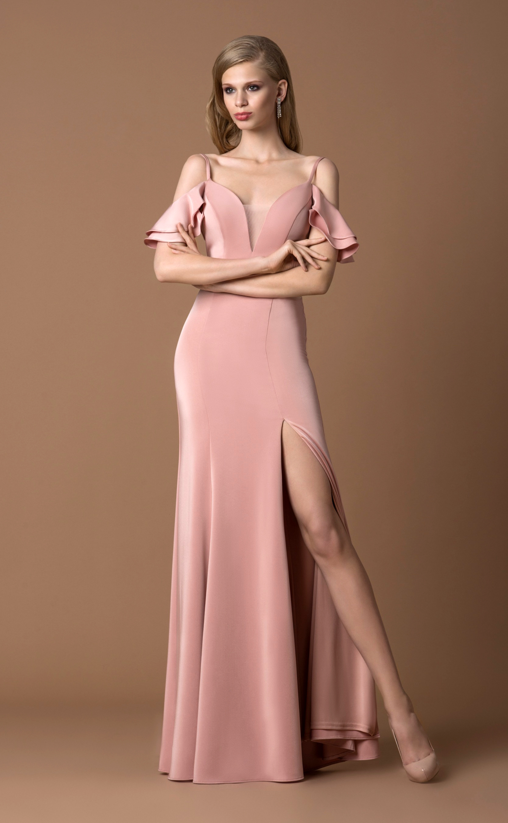 Abendkleid-Jelena-von-Samyra-FashionvNBVVDE3cmIxQ Frau in einen Abendkleid in der Farbe altrosa mit Seitenärmel, Rückenansicht