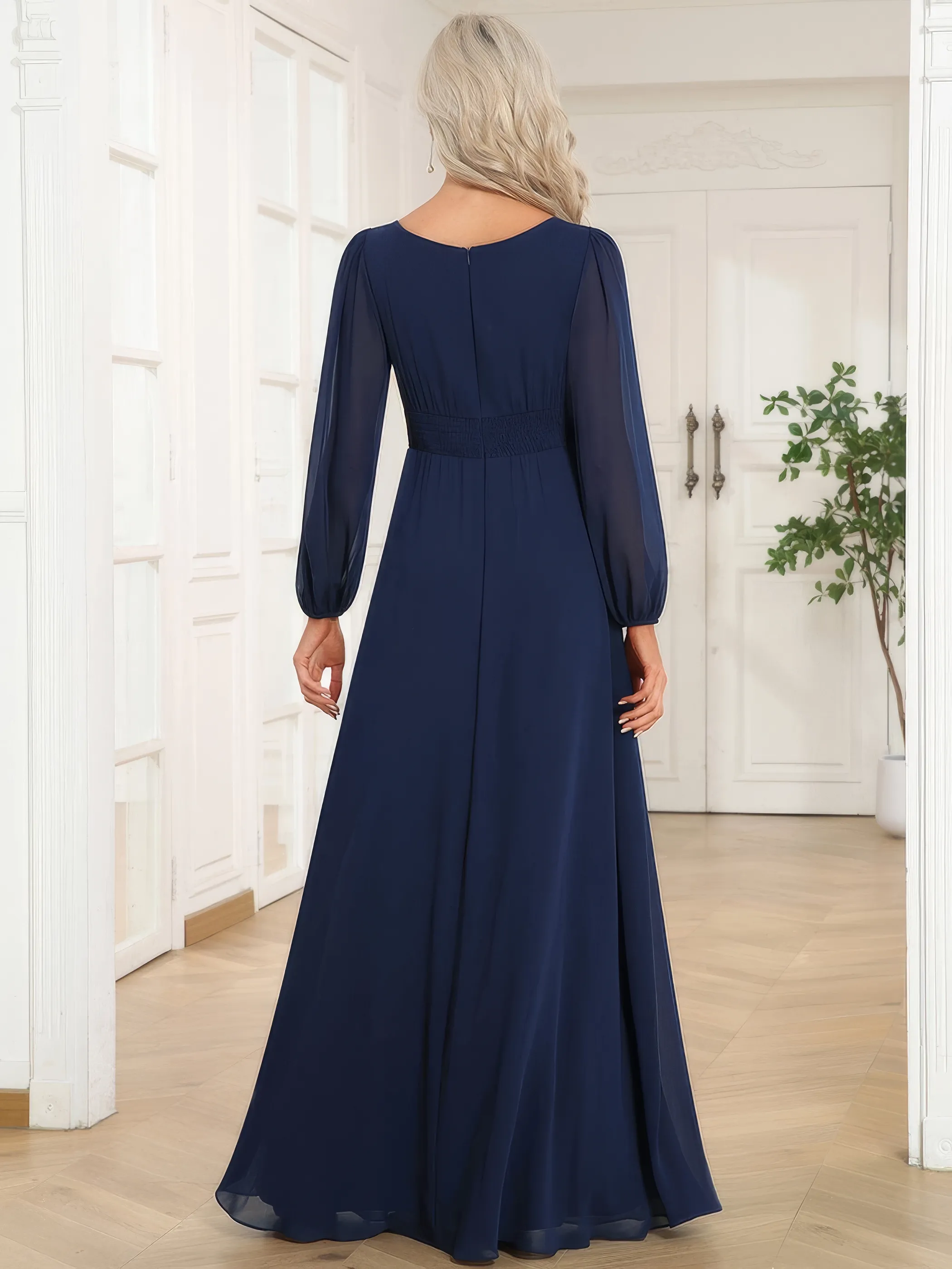 Frau in einem Chiffon-Abendkleid mit Rundhalsausschnitt und Laternenärmel in der Farbe Navy Blau, Rückenansicht