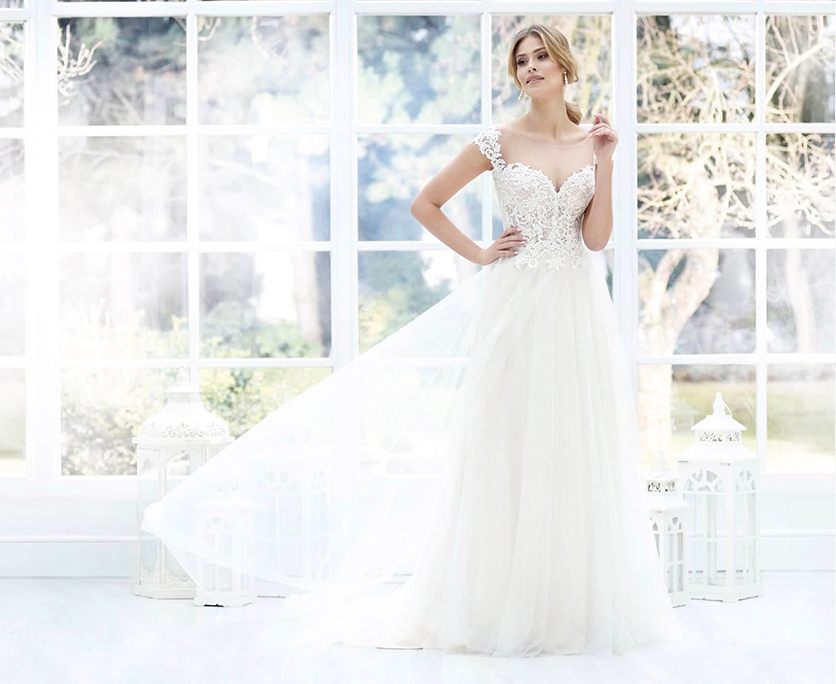 Brautmode kaufen bei Samyra-Fashion Schweiz Braut in einem Prinzessinnen-Hochzeitskleid mit Spitzenoberteil