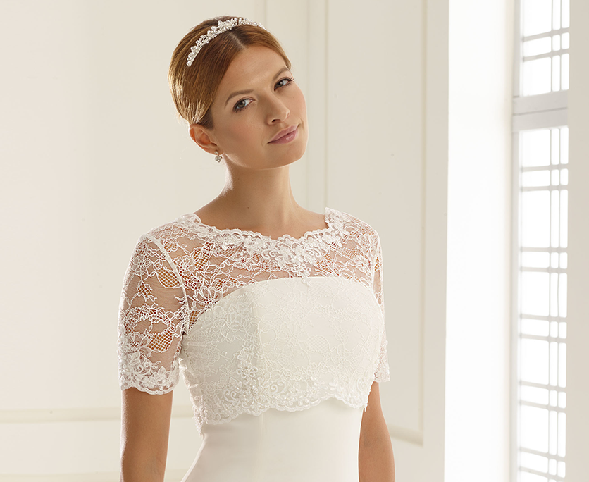Brautbolero kurzarm aus Spitze elfenbeinfarben Braut mit einem Kurzarm-Brautbolero aus Spitze elfenbeinfarben