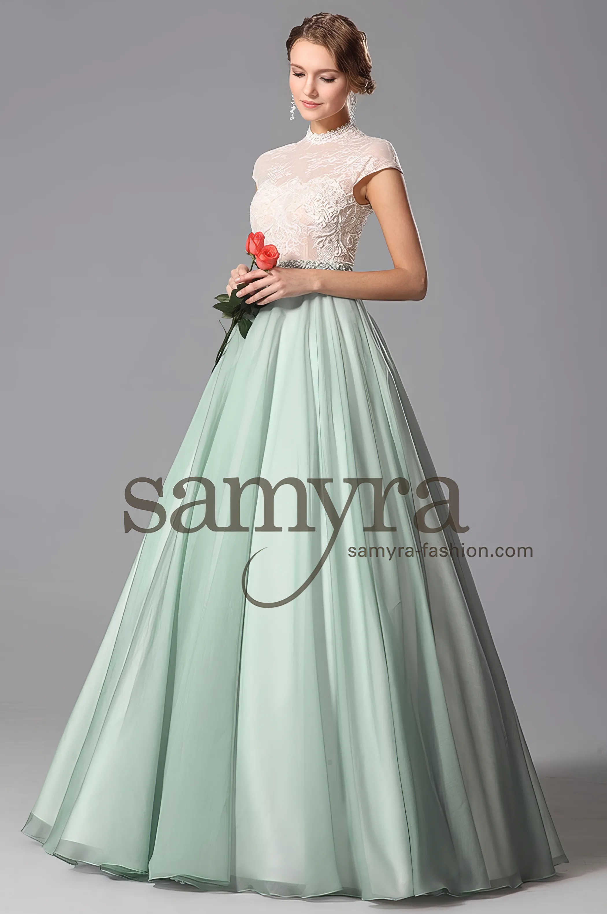 Frau in einem Standesamtkleid/Ballkleid lindengrün mit weissem Oberteil