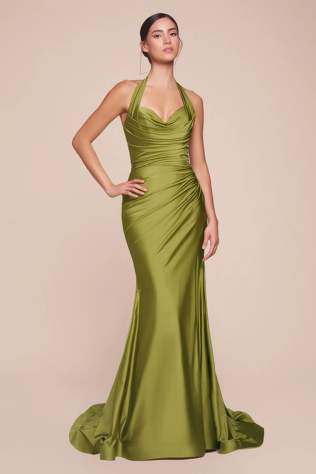 Tailliertes Abendkleid aus Stretch-Satin in der Farbe Olivegrün Frau in einem taillierten Abendkleid aus Stretch-Satin in der Farbe Olivegrün