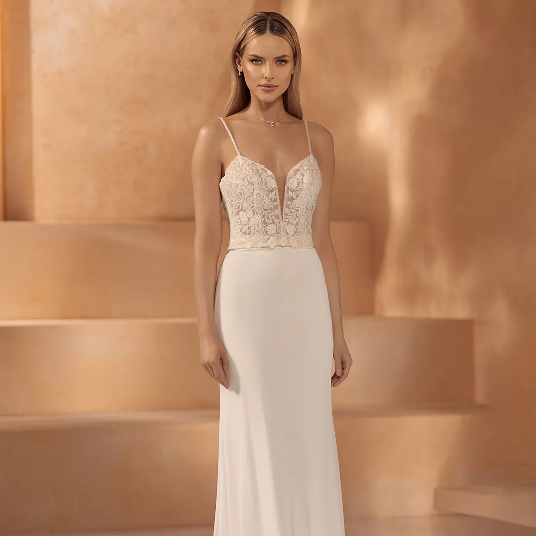 Individuelle Zeiteiler im Mix % Match Stil findest du in der Schweiz bei Samyra Fashion Braut in einem Mix & Match Braut-Oberteil aus Spitze und mit dünnen Trägern