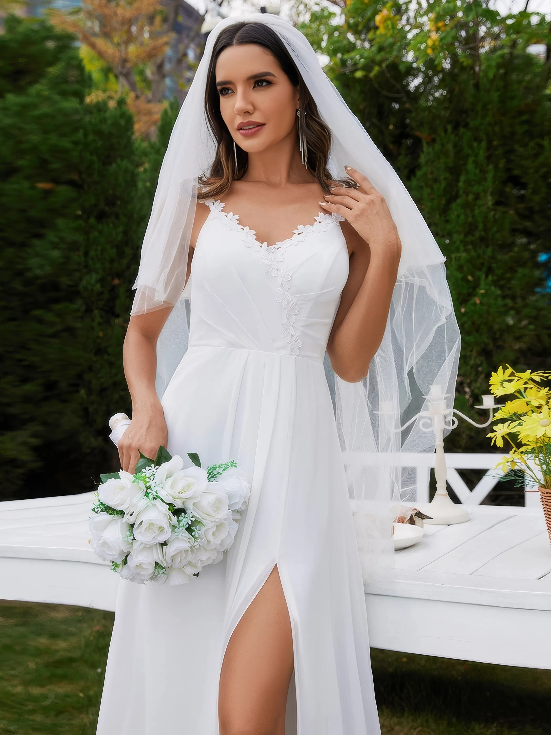 Braut in einem Chiffon-Brautkleid mit Beinschlitz und Spitzen verziert, Close-up