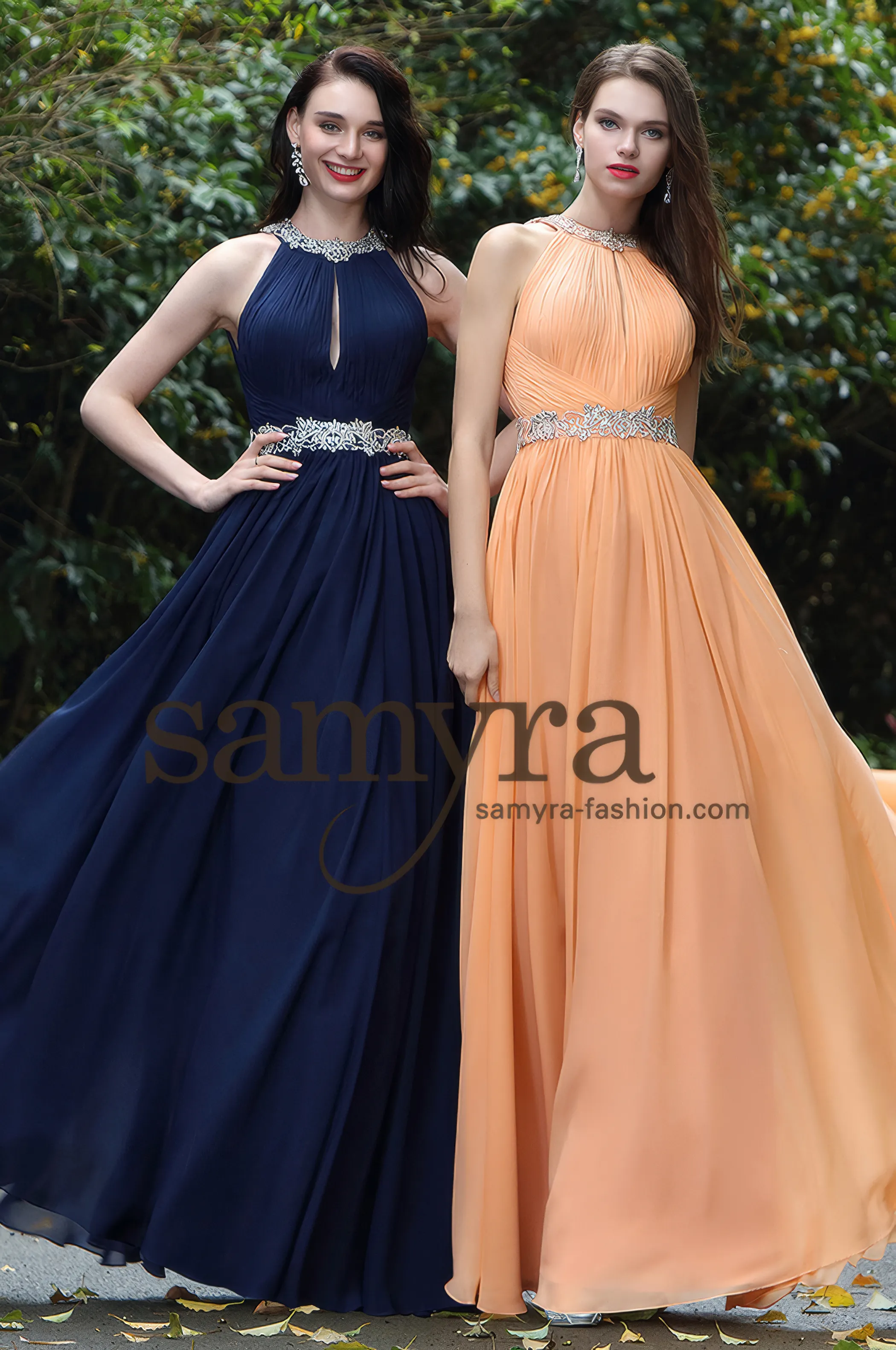 Zwei Frauen in einem Abendkleid hochgeschlossen mit Strass-Verzierungen, Bild 2