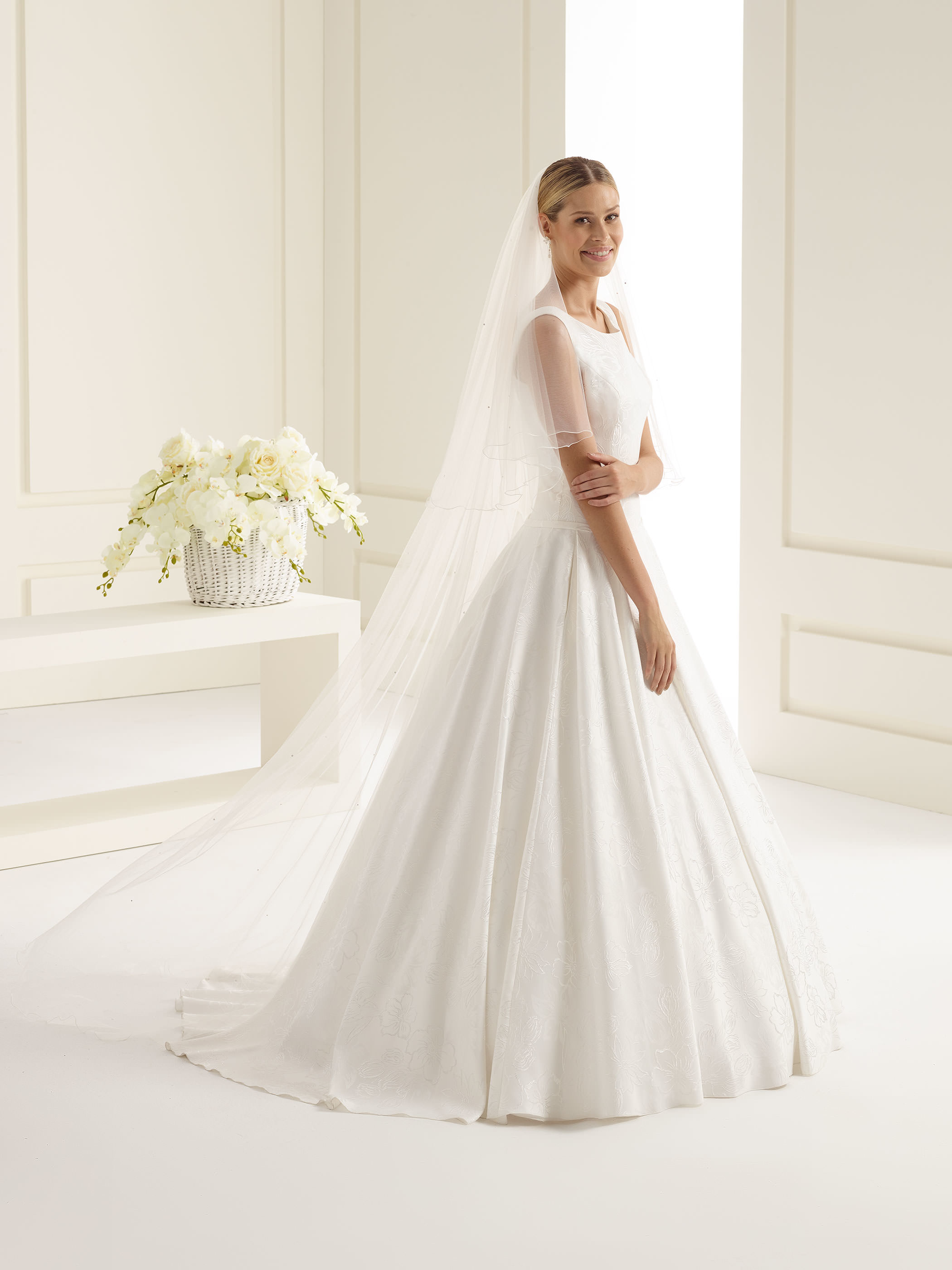 Dieses-Bild-zeigt-Schleier-S221-von-Bianco-Evento_1 Langer Schleier mit 72 Kristallsteinen (elfenbeinfarben)