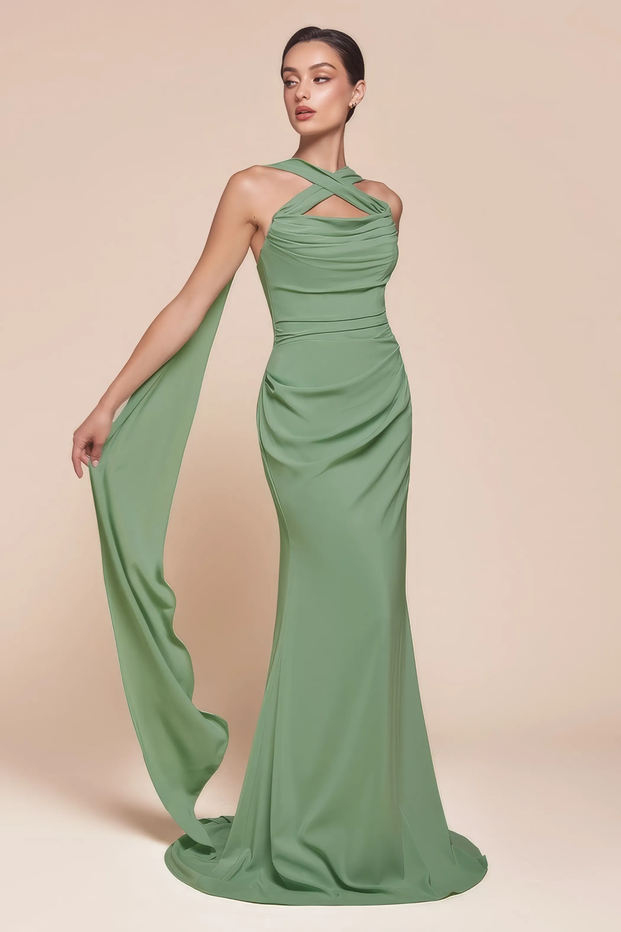 Frau in einem Chiffon-Abendkleid mit Schal in der Farbe Salbei, Vorderansicht