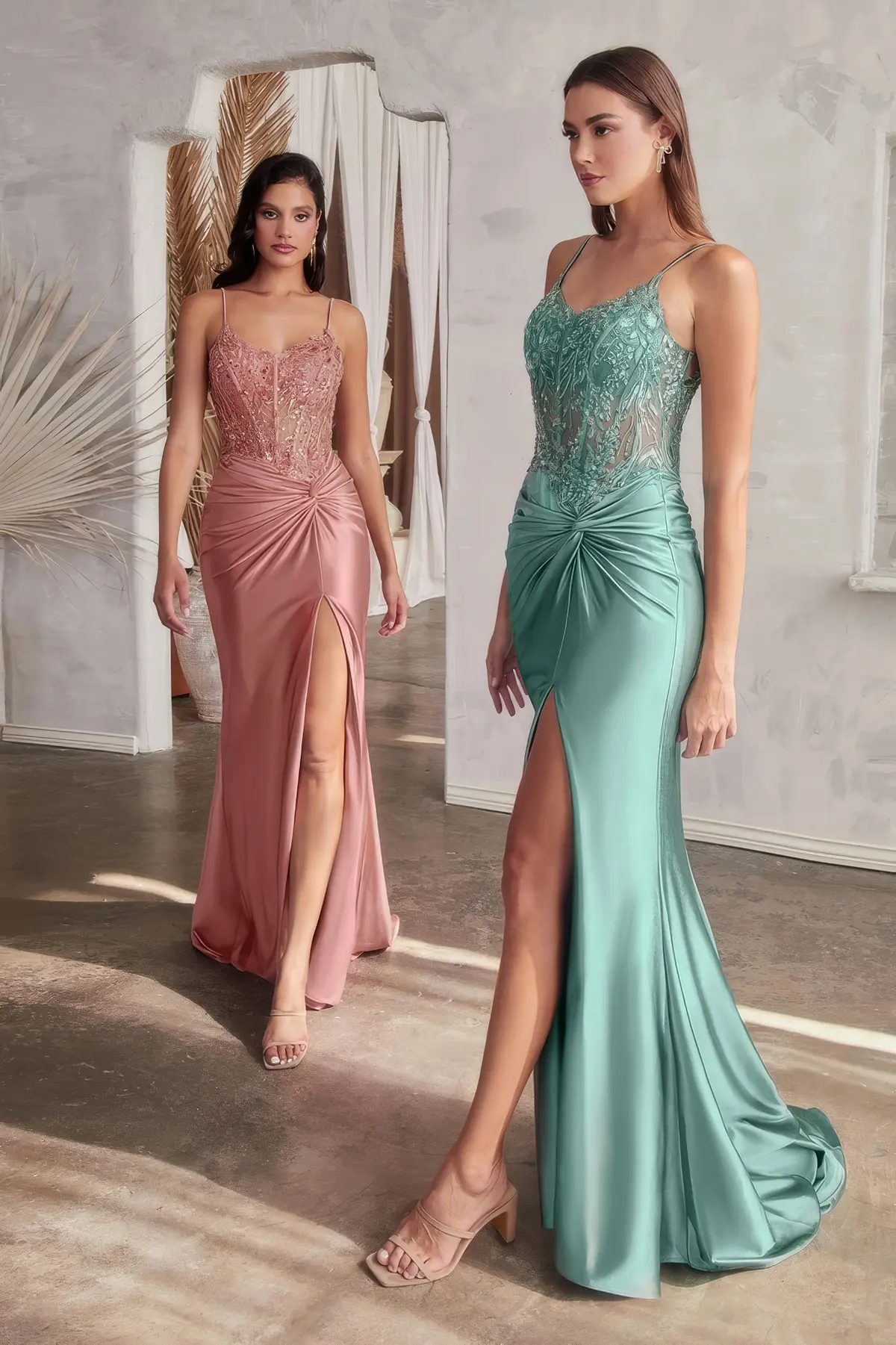 Abendkleid aus Satin mintfarben und mit Beinschlitz Zwei Frauen in Abendkleidern aus Satin mintfarben und altrosa und mit Beinschlitz